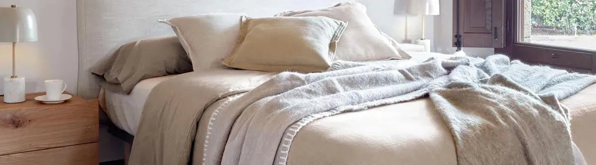 Winterzeit: Gemütliche Eleganz und Wärme mit Strickpullovern, kuscheligen Schals, Mützen und Mänteln – nachhaltig, stilvoll und vielseitig.