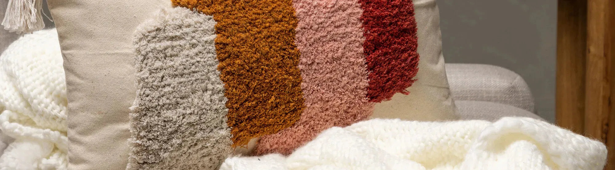 Wolldecken und Kissen Kollektion: skandinavisches Design, natürliche Materialien, kuscheliger Komfort für Wohnzimmer und Schlafzimmer.