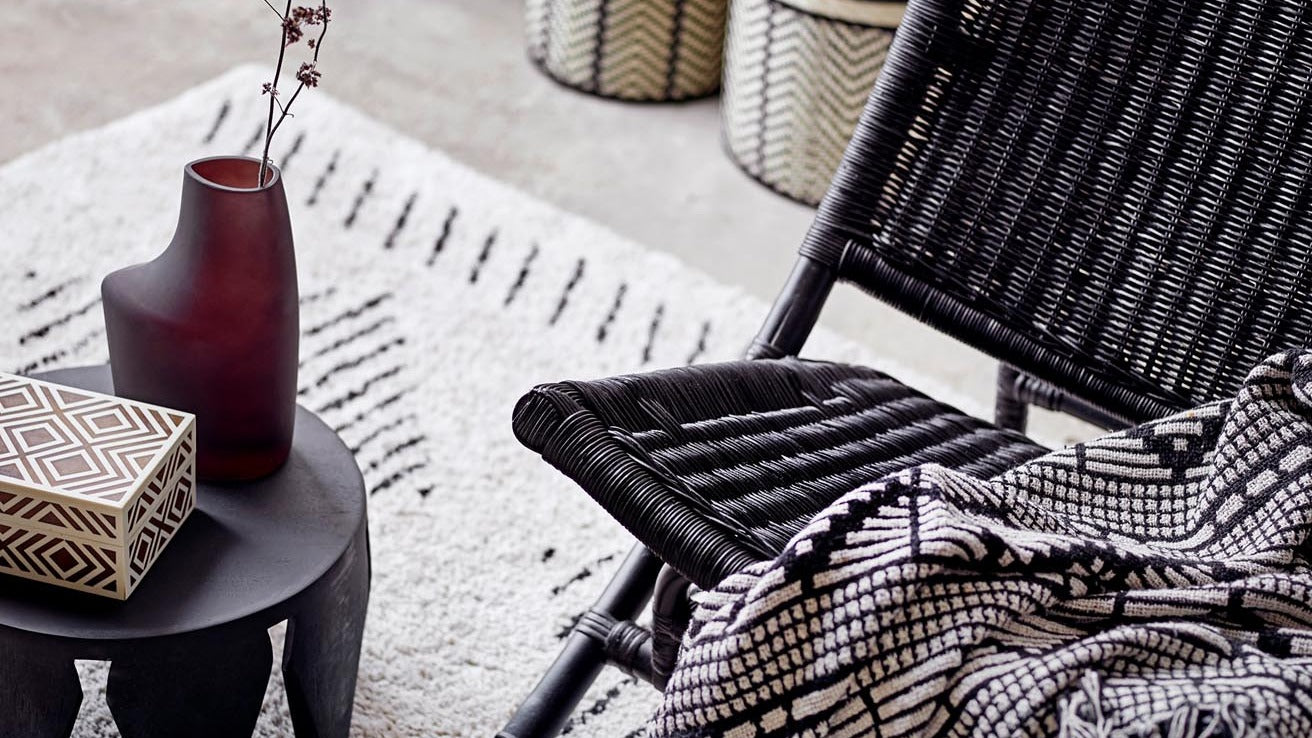 Wolldecken und Kissen Kollektion: skandinavisches Design, natürliche Materialien, kuscheliger Komfort für Wohnzimmer und Schlafzimmer.