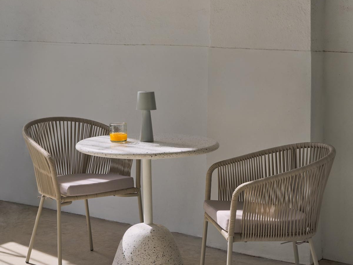 Entdecke die Yanet Kollektion von Kave Home: stilvolle Gartenstühle und Barhocker mit Seilgeflecht, ideal für Terrasse und Balkon.