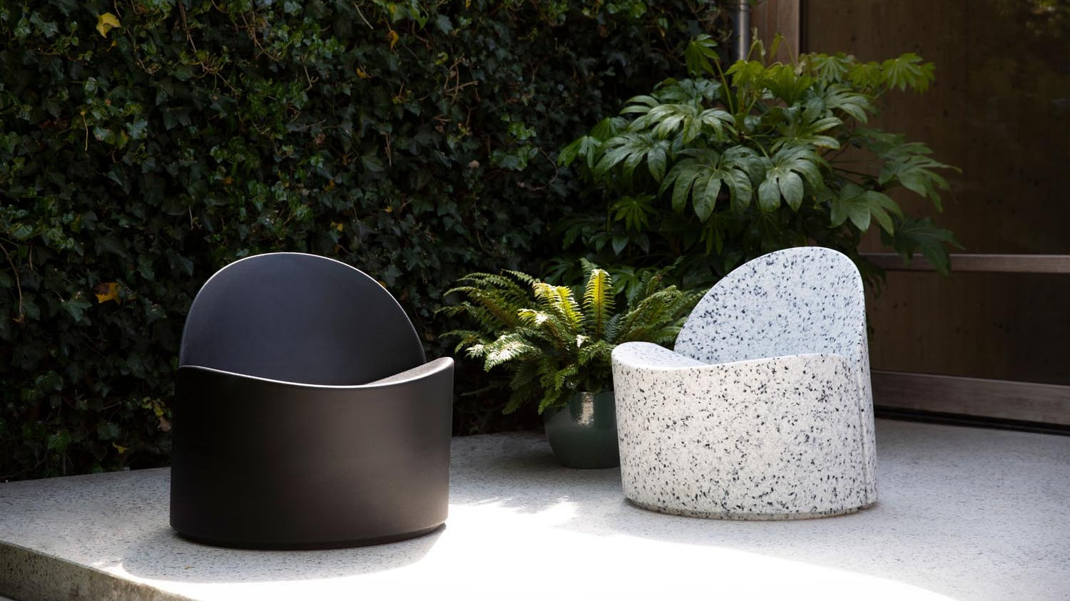 Elegante Zuiver Outdoor Möbel in modernem Design, ideal für stilvolle Terrassen und Gärten, wetterfest und funktional.