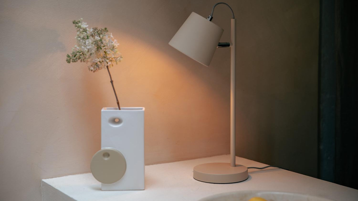 Elegante Zuiver Leuchten in modernem Design, ideal für stilvolle Innenräume und stimmungsvolle Beleuchtung.