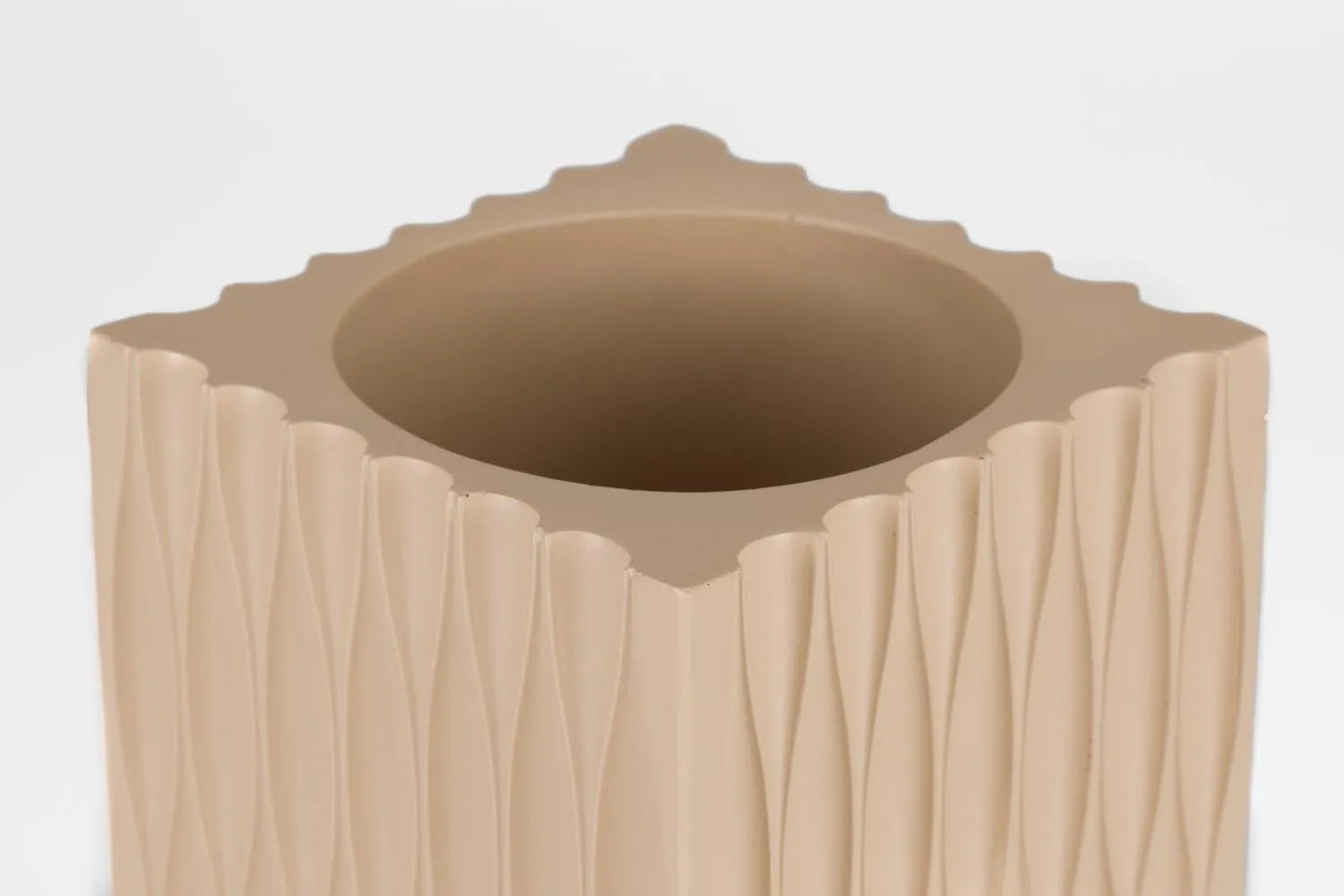 Riley Vase von Zuiver: Stilvolle 3D-Optik für modernes Wohndesign.