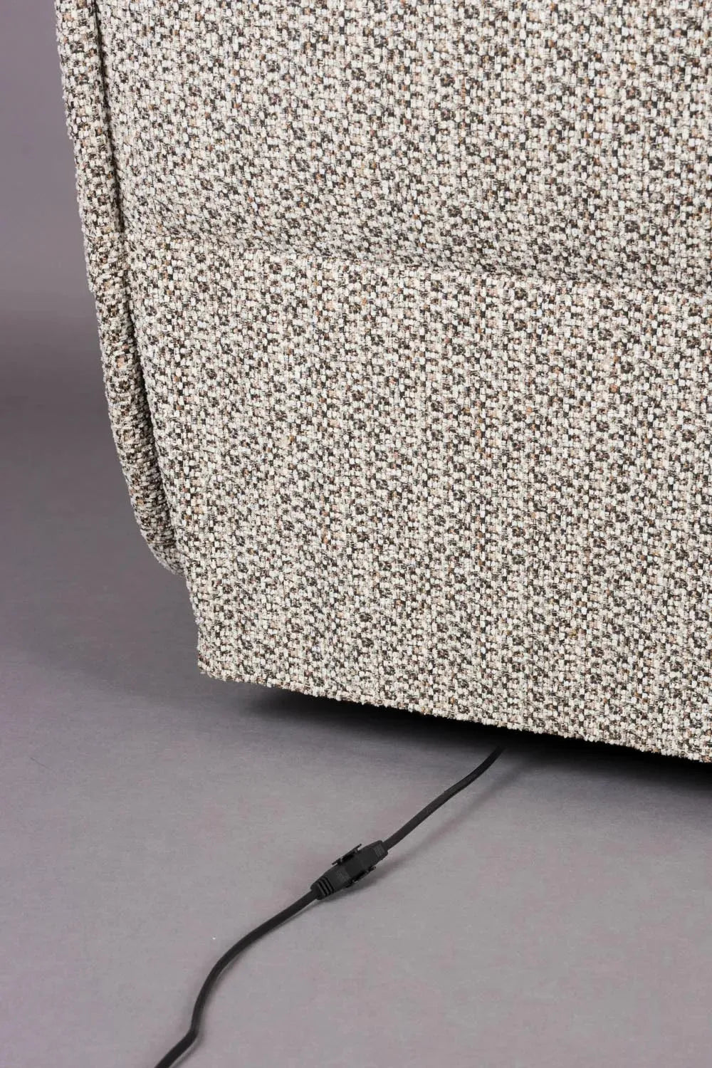 Hamilton Recliner: Eleganter Loungesessel für stilvolle Entspannung.