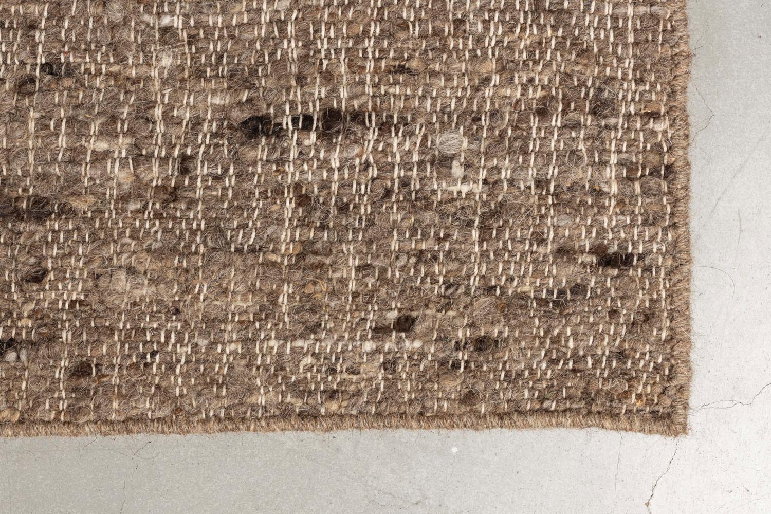 Der Briton Teppich von Dutchbone: Eleganz und Komfort in 160x230 cm, handgewebt aus Wolle und Jute für zeitlosen Vintage-Charme.