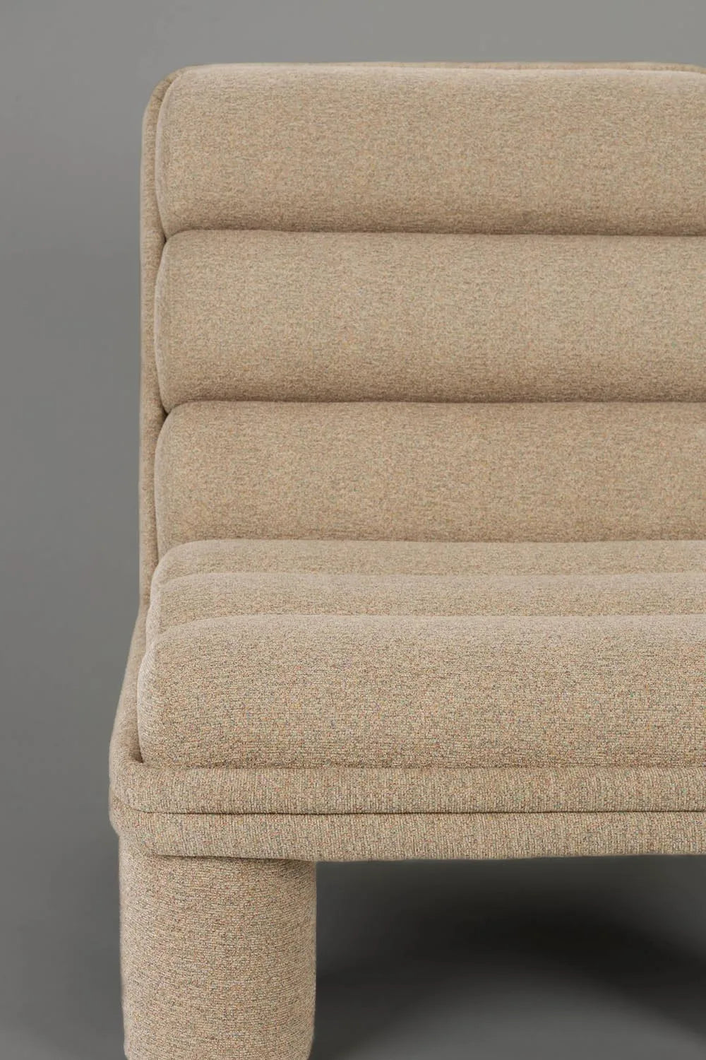 Fern Loungesessel in Beige präsentiert im Onlineshop von KAQTU Design AG. Sessel ist von Dutchbone