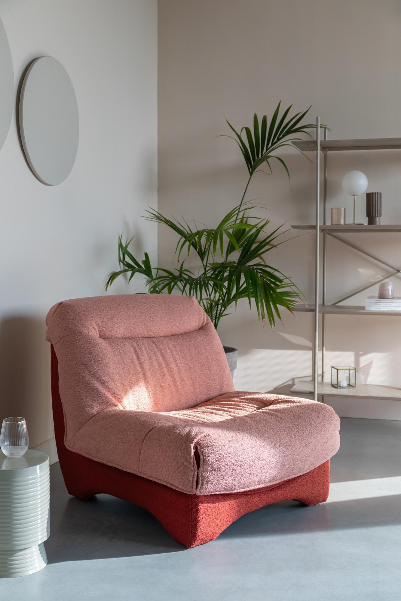 Moderner Lounge Chair Twister von White Label Living, stilvoll und bequem, ideal für zeitgemäße Wohnräume.