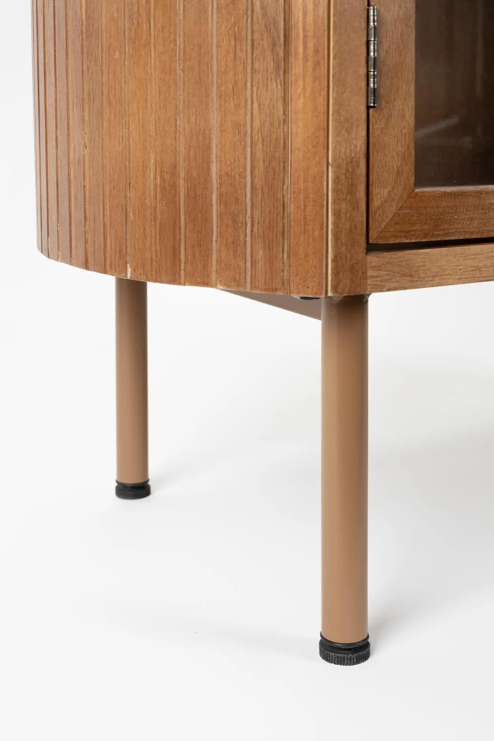 Yaz Sideboard High: Zeitloses Design mit praktischem Stauraum.