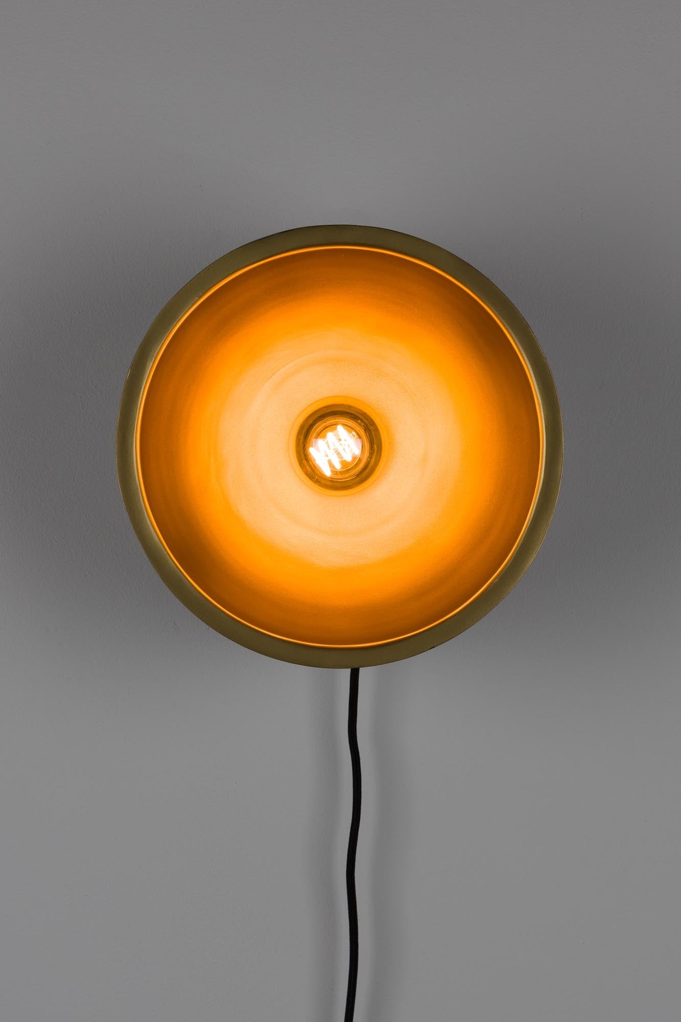 Die Sunny Rund M Wandleuchte von White Label Living überzeugt mit stilvollem Design und erstklassiger Qualität.
