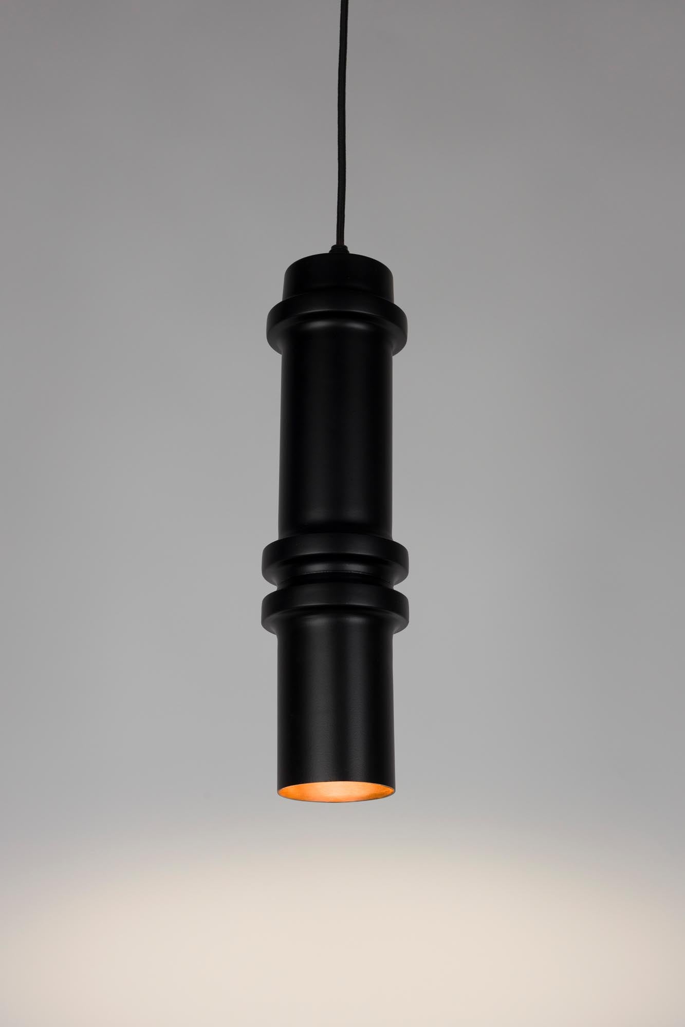 Die Pendelleuchte Duct L von White Label Living vereint modernes Design mit Qualität, ideal für elegante und zeitgemässe Wohnräume.