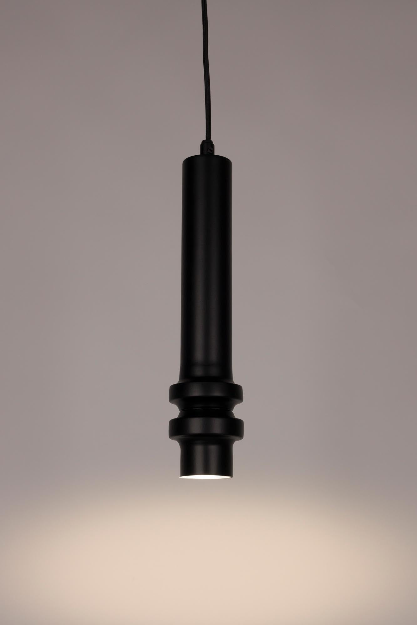 Die Pendelleuchte Duct M von White Label Living besticht durch modernes Design und hochwertige Verarbeitung für stilvolle Wohnräume.