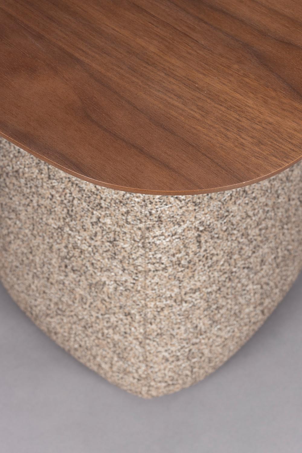 Stilvoller Dutchbone Shelly Tisch: Design trifft auf Vielseitigkeit.