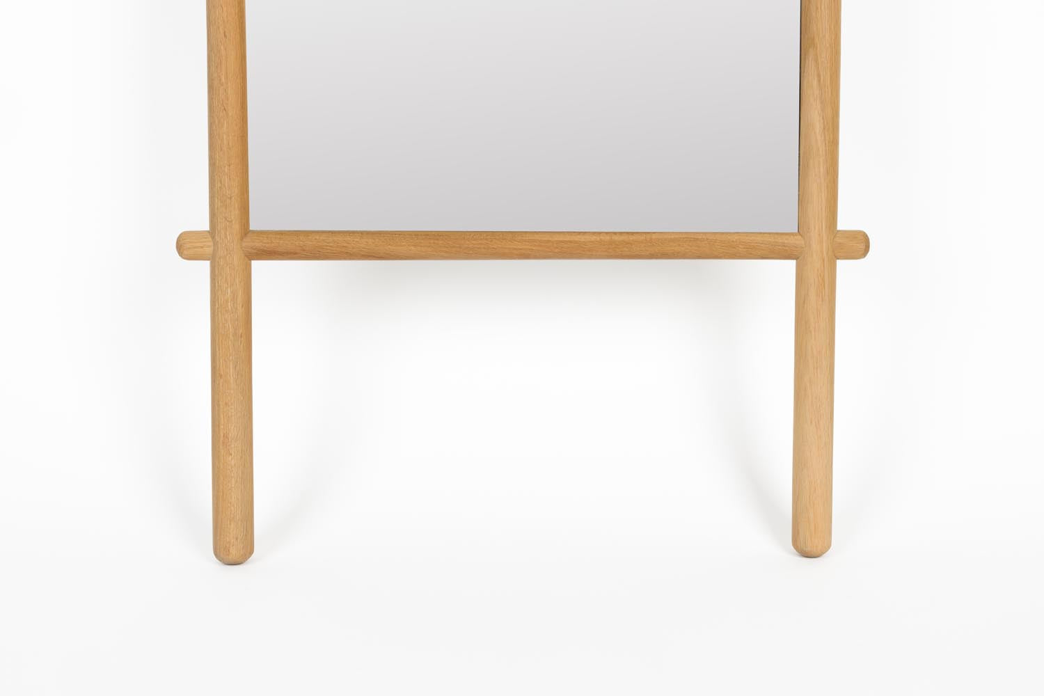 Moderner Spiegel Solene von White Label Living, rundes Design, eleganter Rahmen, ideal für Wohn- und Schlafzimmer.