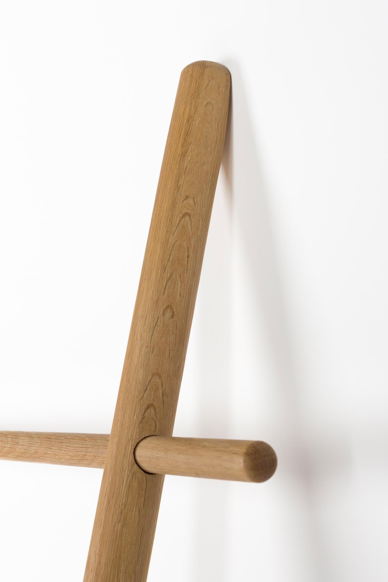 Die Leiter Jhon von White Label Living kombiniert modernes Design mit Funktionalität für stilvolle Wohnräume.