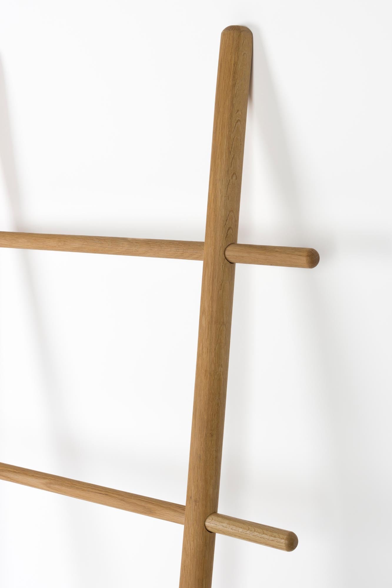 Die Jhon Leiter von White Label Living bietet modernes Design und Funktionalität für stilvolle und praktische Wohnräume.