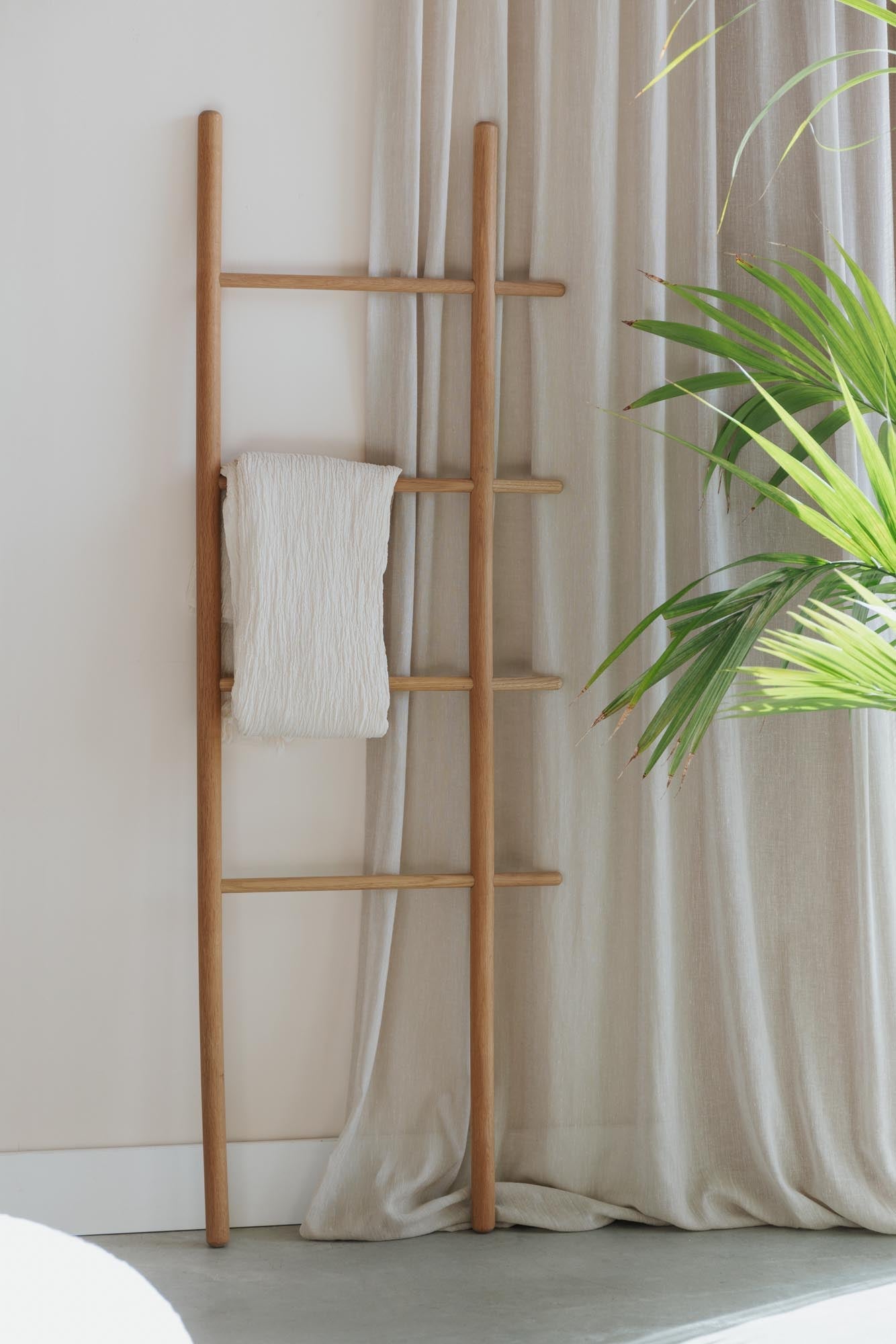 Die Jhon Leiter von White Label Living kombiniert modernes Design mit Funktionalität, ideal für stilvolle Wohnräume.