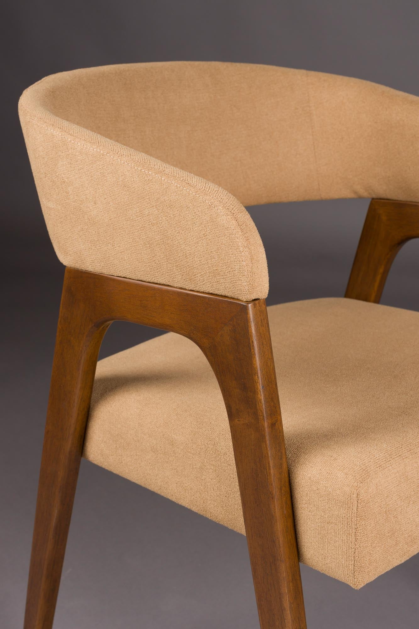 Der Adamello Stuhl von Dutchbone kombiniert Komfort und Stil mit einem modernen, eleganten Design für jedes Interieur.