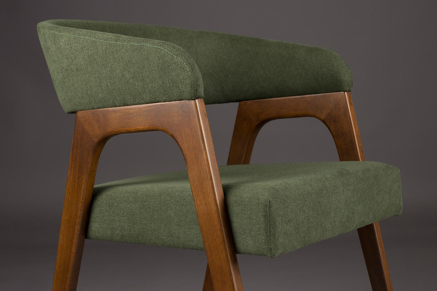 Der Adamello Stuhl von Dutchbone kombiniert zeitgemässes Design mit Komfort, perfekt für moderne Wohn- und Esszimmer.