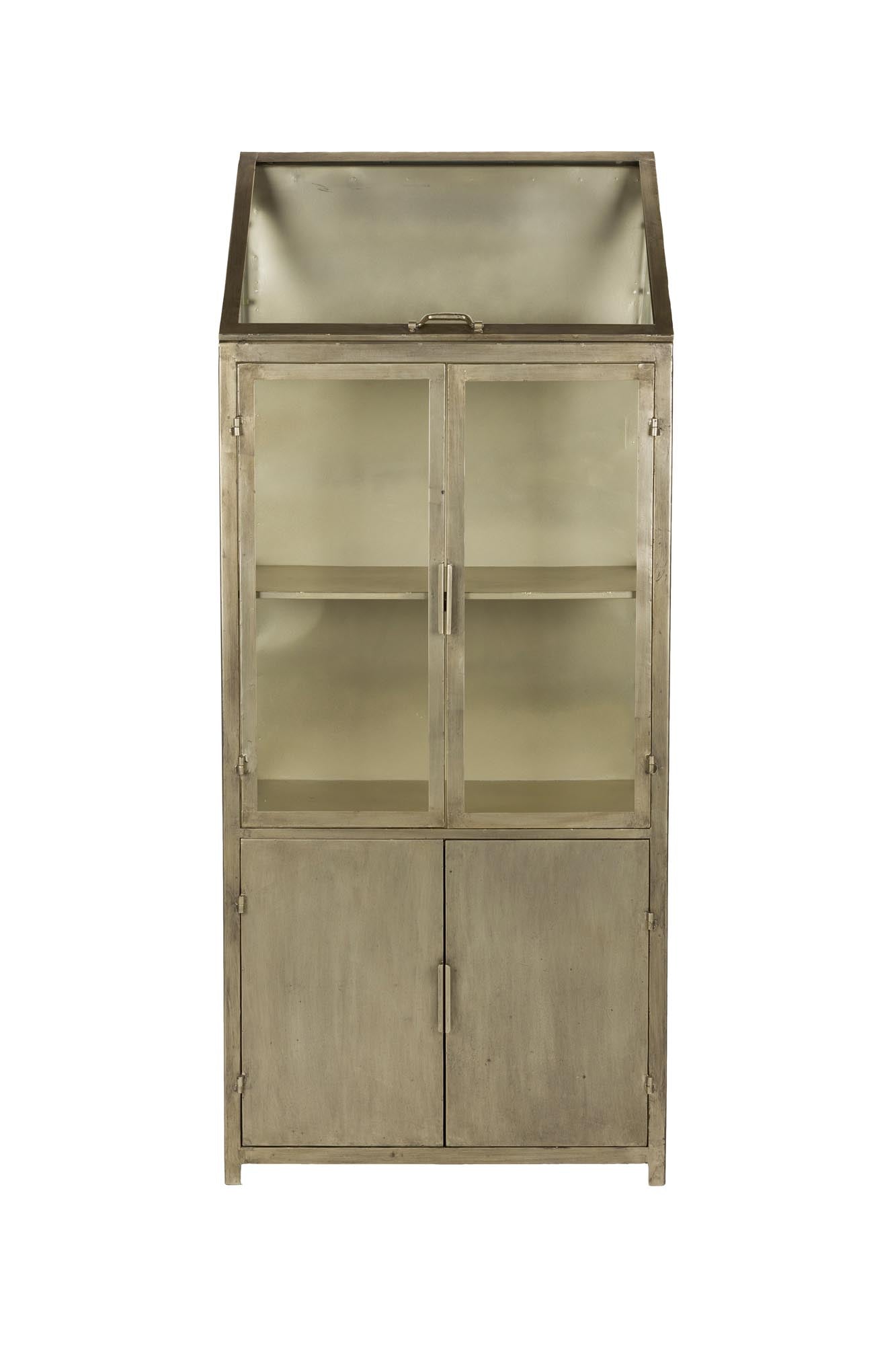 Der Monviso Schrank von Dutchbone: Eleganz aus goldbeschichtetem Eisen, mit Glastüren für stilvolle Präsentation und robustem Design.