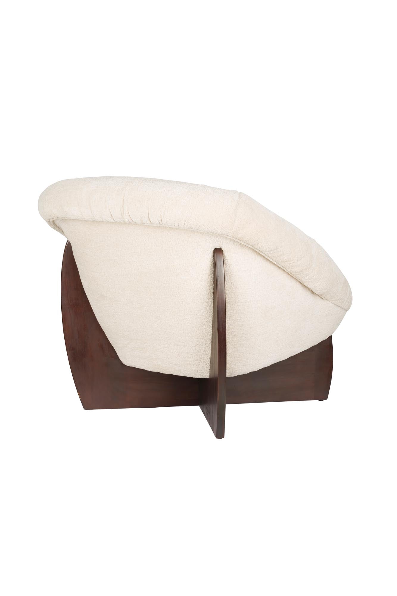 Der Emilius Loungestuhl von Dutchbone vereint elegantes Design, erstklassigen Komfort und hochwertige Materialien.