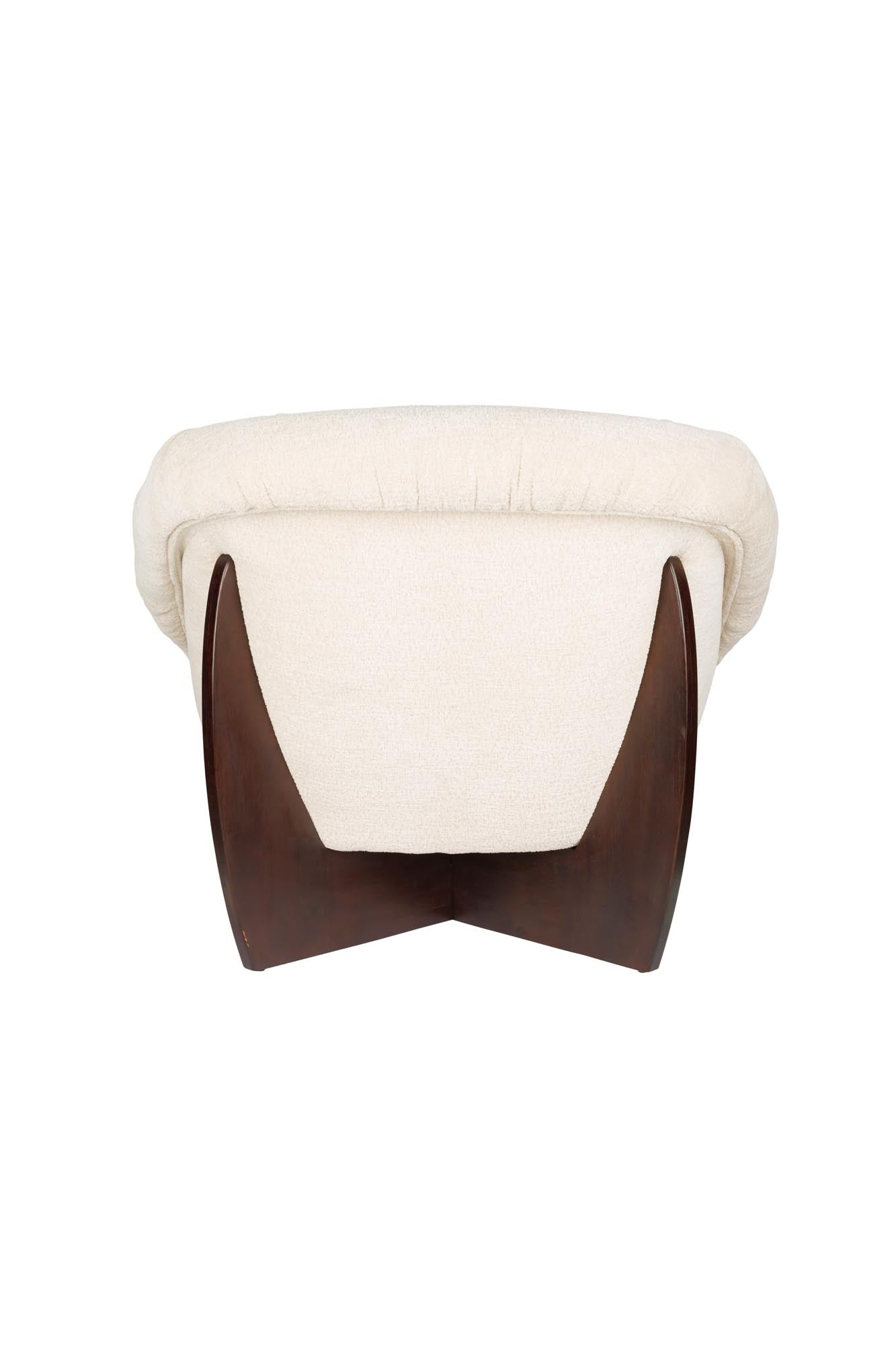 Der Emilius Loungestuhl von Dutchbone besticht durch stilvolles Design, hohen Komfort und edle Materialwahl.
