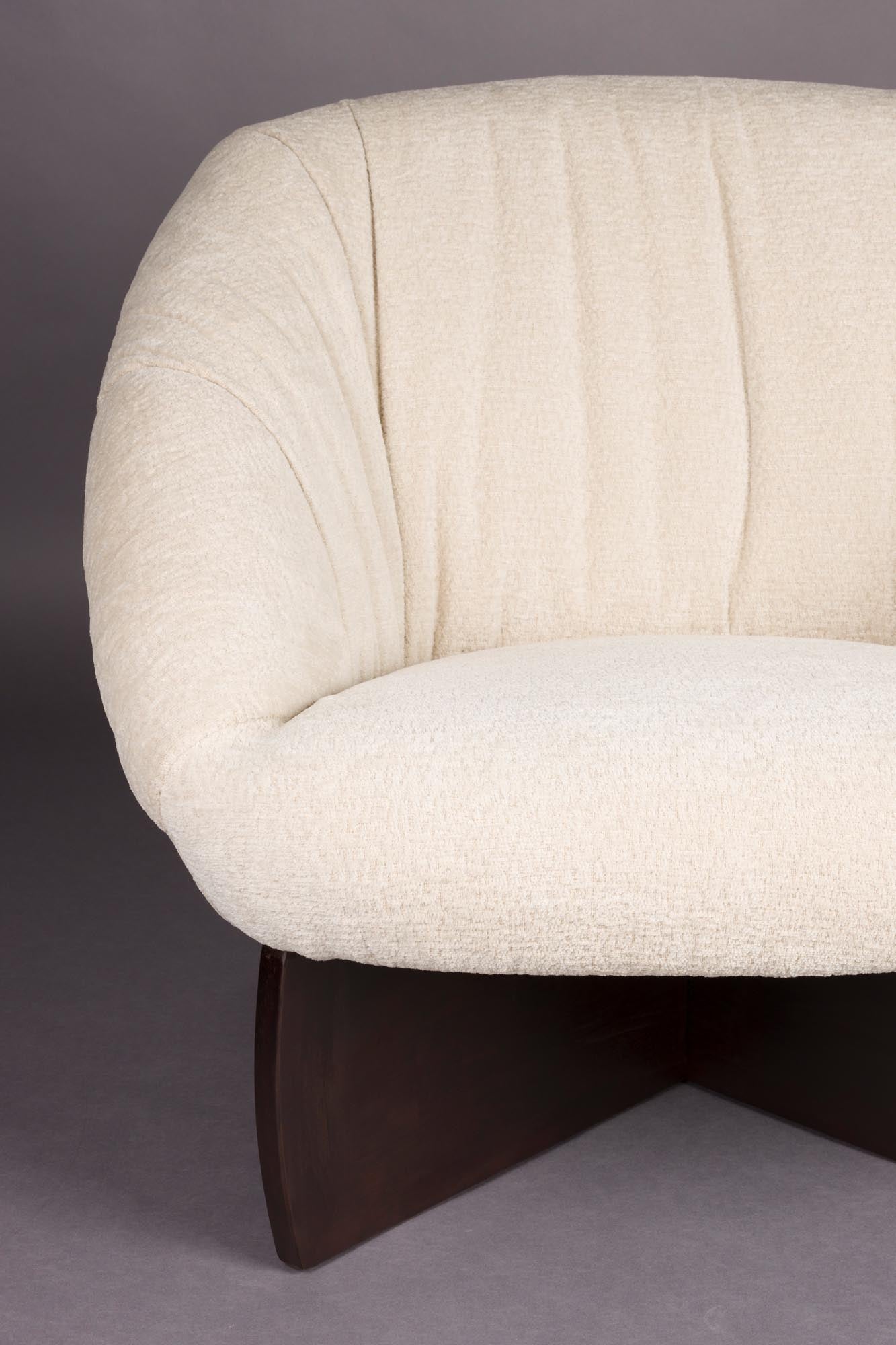 Der Emilius Loungestuhl von Dutchbone vereint elegantes Design, erstklassigen Komfort und hochwertige Materialien.