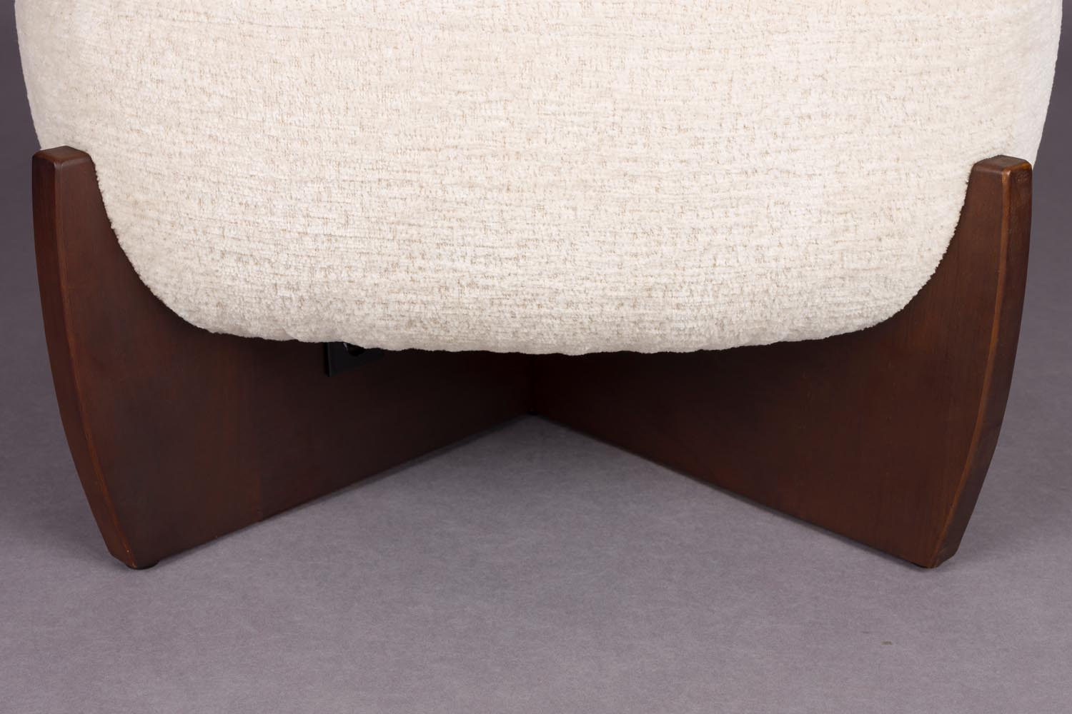 Der Emilius Pouf von Dutchbone bietet stilvolles Design und Komfort, perfekt als Hocker oder dekoratives Möbelstück.