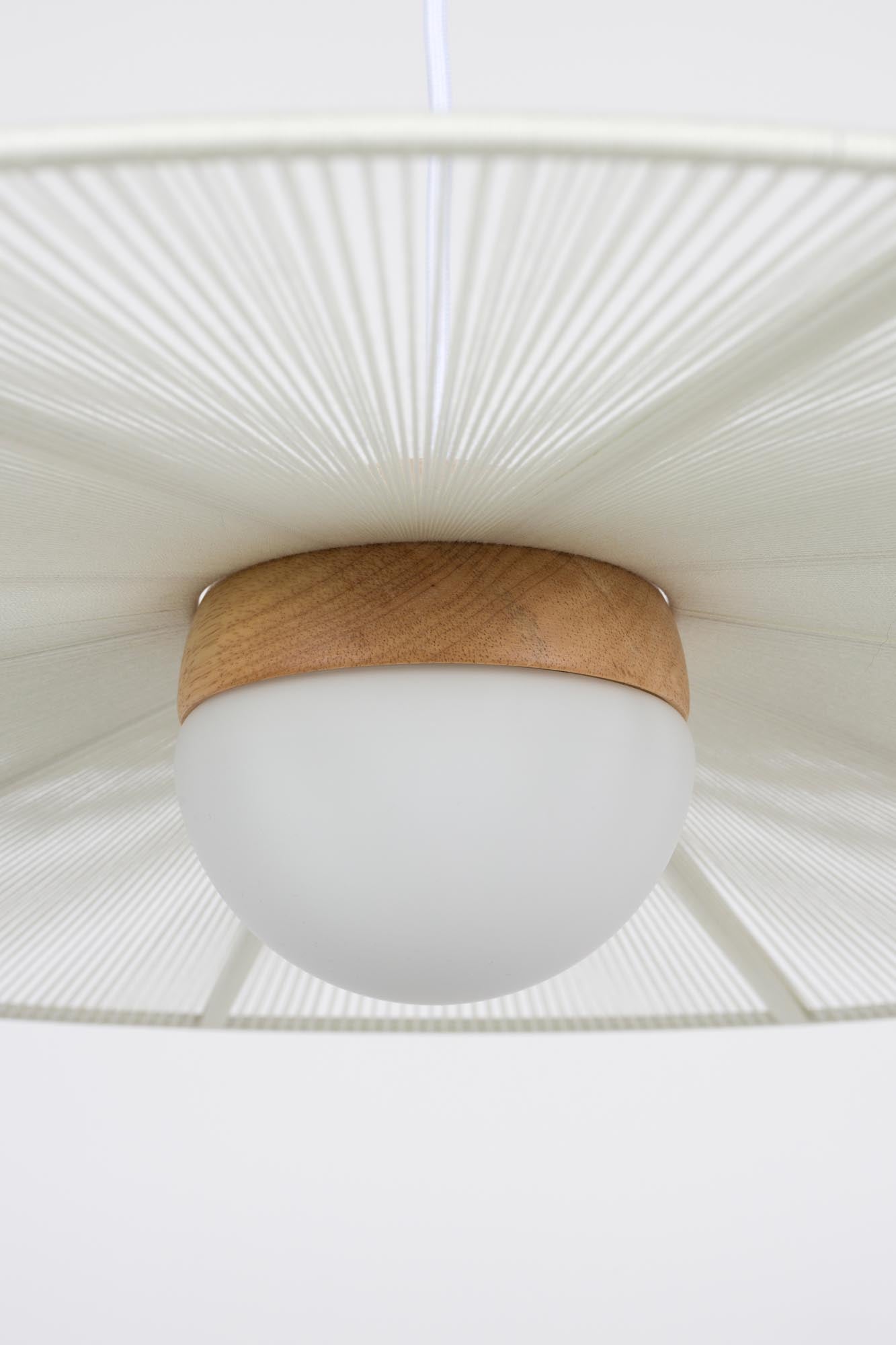 Die Pendelleuchte Belle S von Zuiver besticht durch ihr minimalistisches Design und hochwertige Materialien, ideal für moderne Räume.