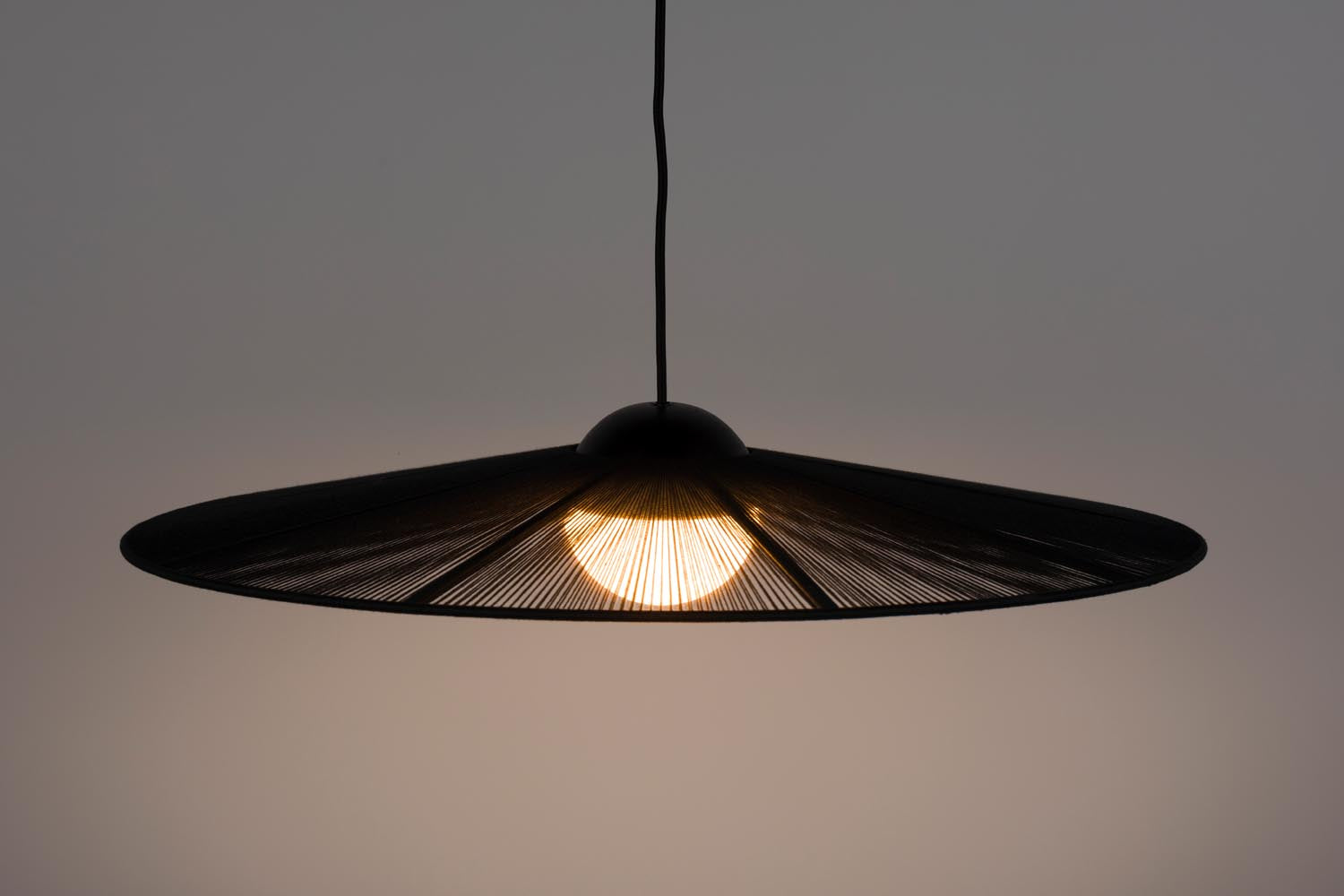 Die Zuiver Pendelleuchte Belle S vereint modernes Design mit edlen Materialien, perfekt für stilvolle Wohnräume.