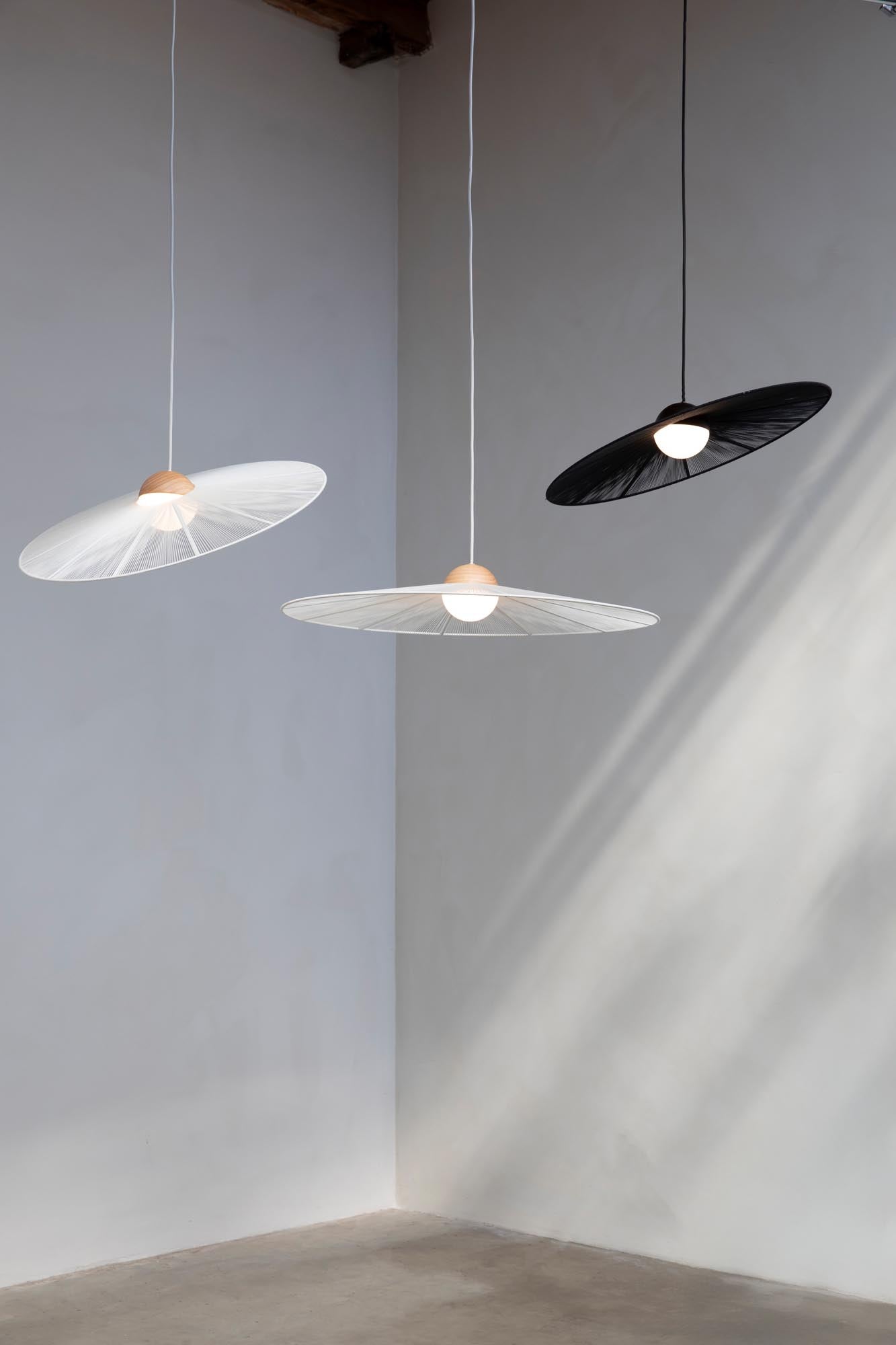 Die Zuiver Pendelleuchte Belle S vereint modernes Design mit edlen Materialien, perfekt für stilvolle Wohnräume.