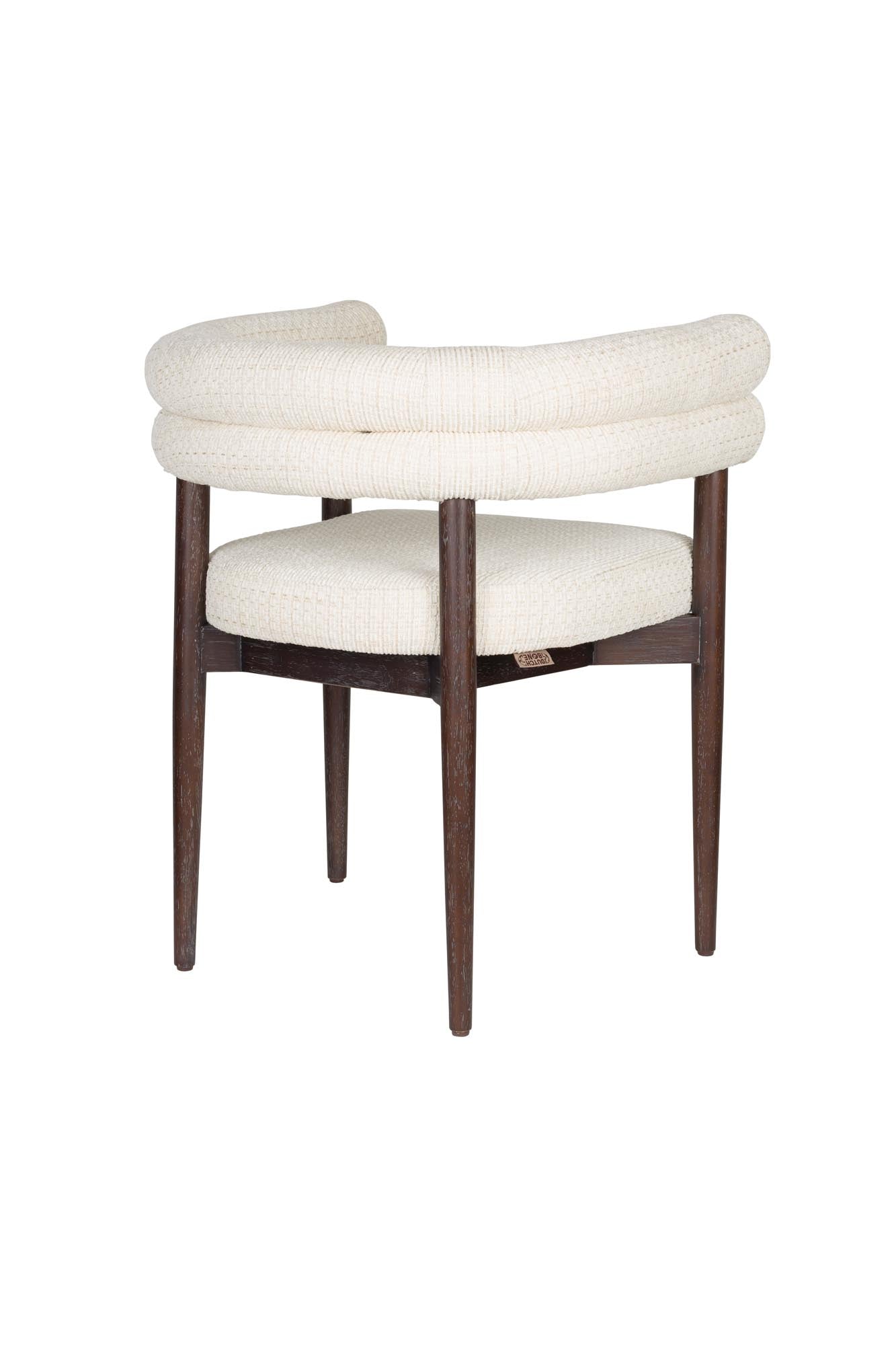 Der Sela Esszimmerstuhl von Dutchbone: modernes Design, bequeme Polsterung, ideal für stilvolle Ess- und Wohnräume.
