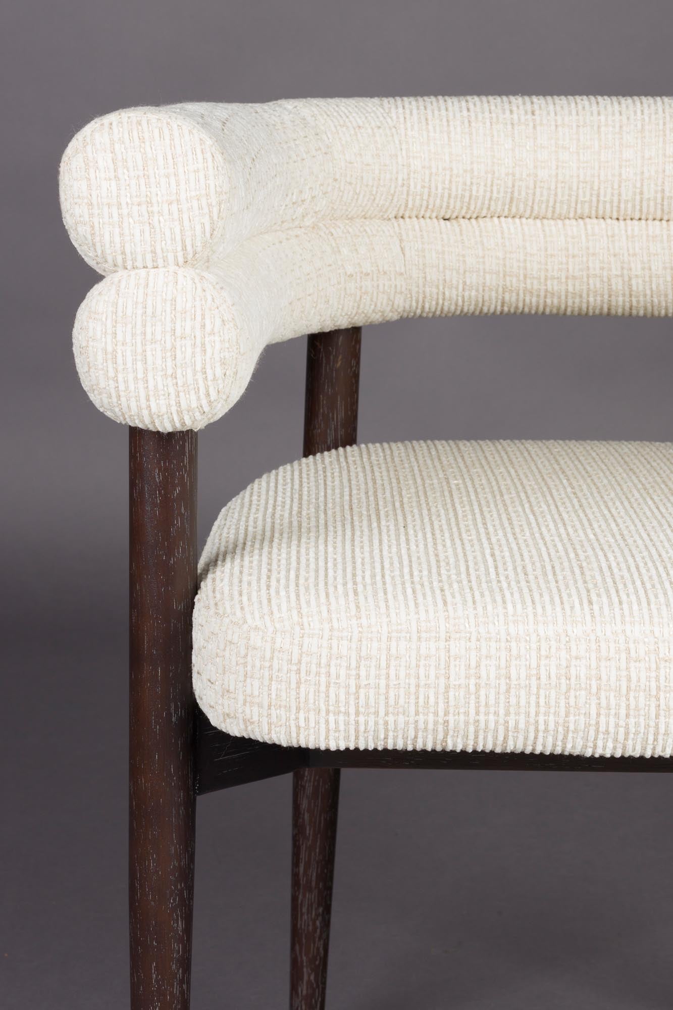 Der Sela Esszimmerstuhl von Dutchbone: elegantes Design, bequeme Polsterung, ideal für stilvolle Wohn- und Esszimmer.