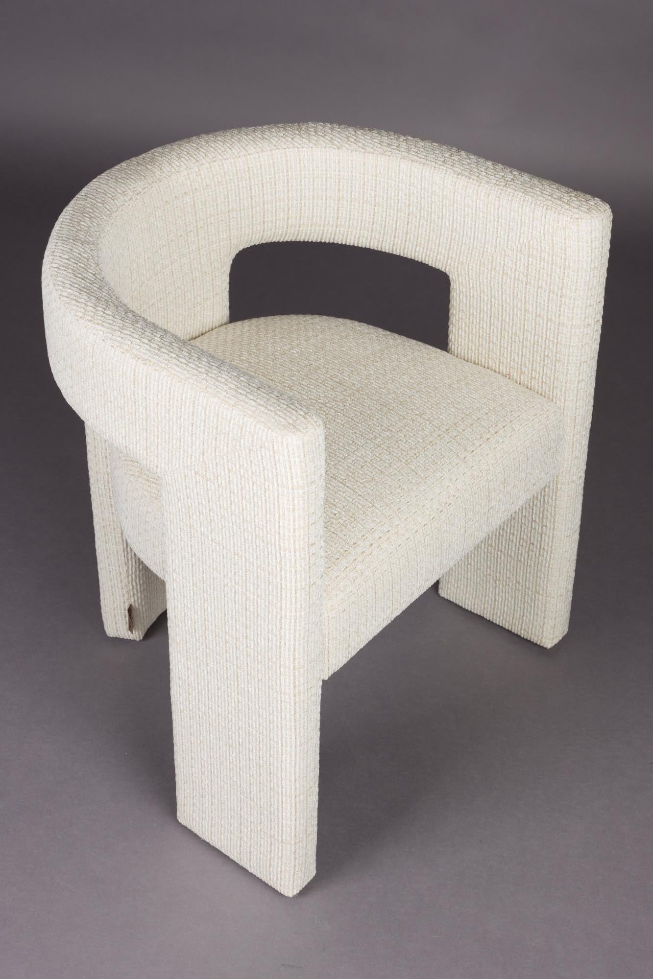 Der Medina Esszimmerstuhl von Dutchbone vereint elegantes Design, komfortable Polsterung und erstklassige Qualität.