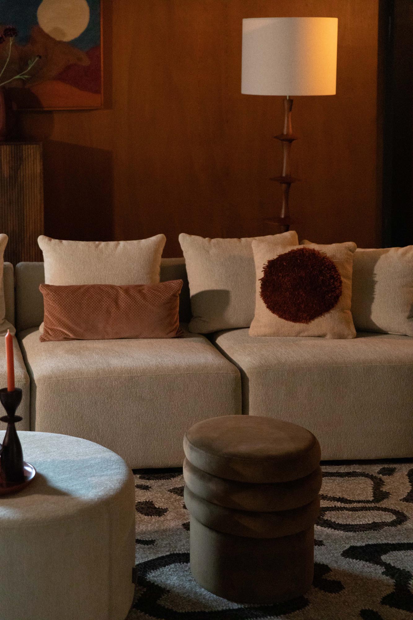 Das Rocca Sofa von Dutchbone bietet mit seinem eleganten Design und großzügigen Platz für 4.5 Personen höchsten Komfort.
