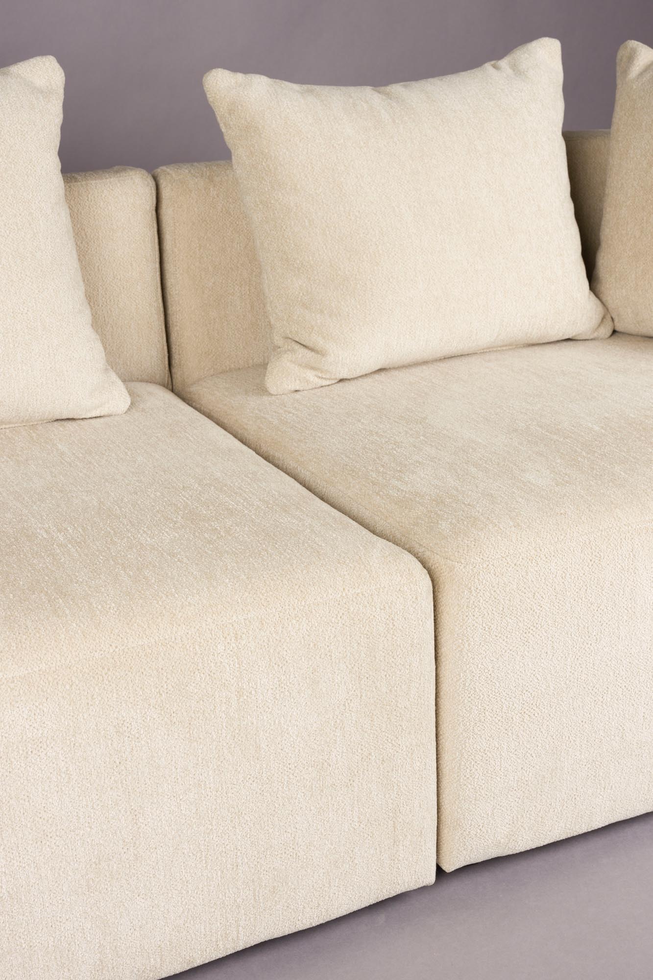 Das Dutchbone Rocca Sofa 4.5-Sitzer bietet stilvolles Design, großzügigen Platz und erstklassige Qualität für Ihr Zuhause.
