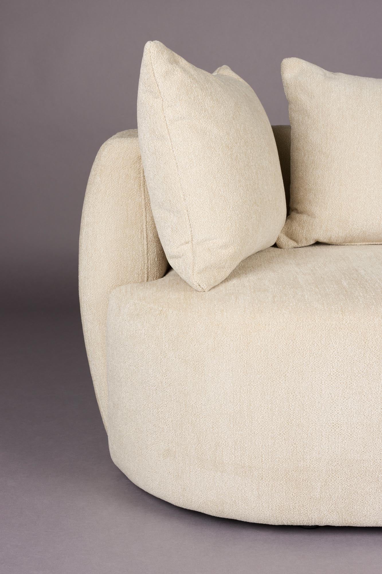 Das Rocca Sofa 4.5-Sitzer von Dutchbone vereint modernes Design, Komfort und Geräumigkeit für stilvolle Wohnräume.