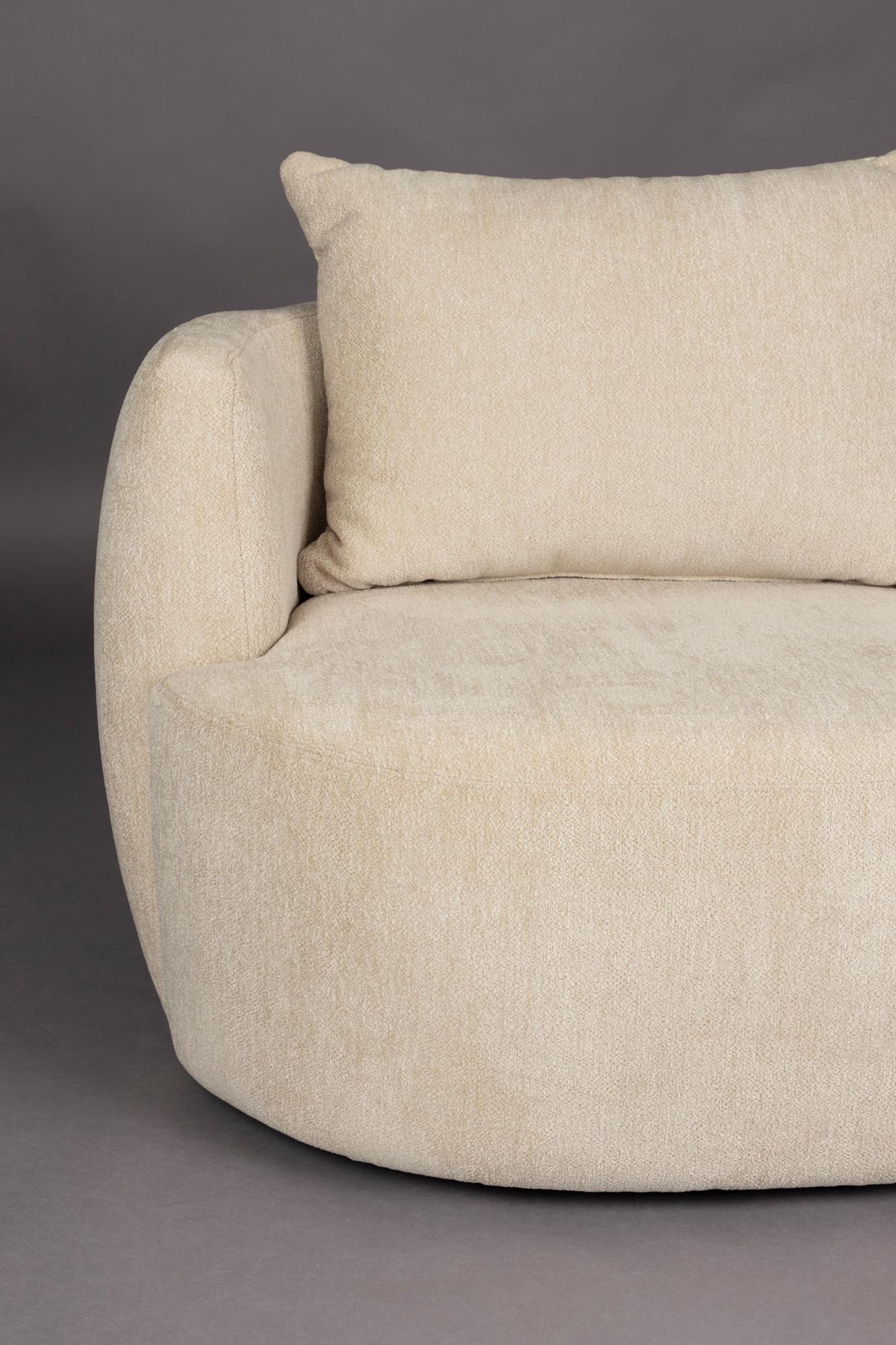 Der Rocca Lounge Stuhl von Dutchbone besticht durch sein elegantes Design, Komfort und hochwertige Materialien.