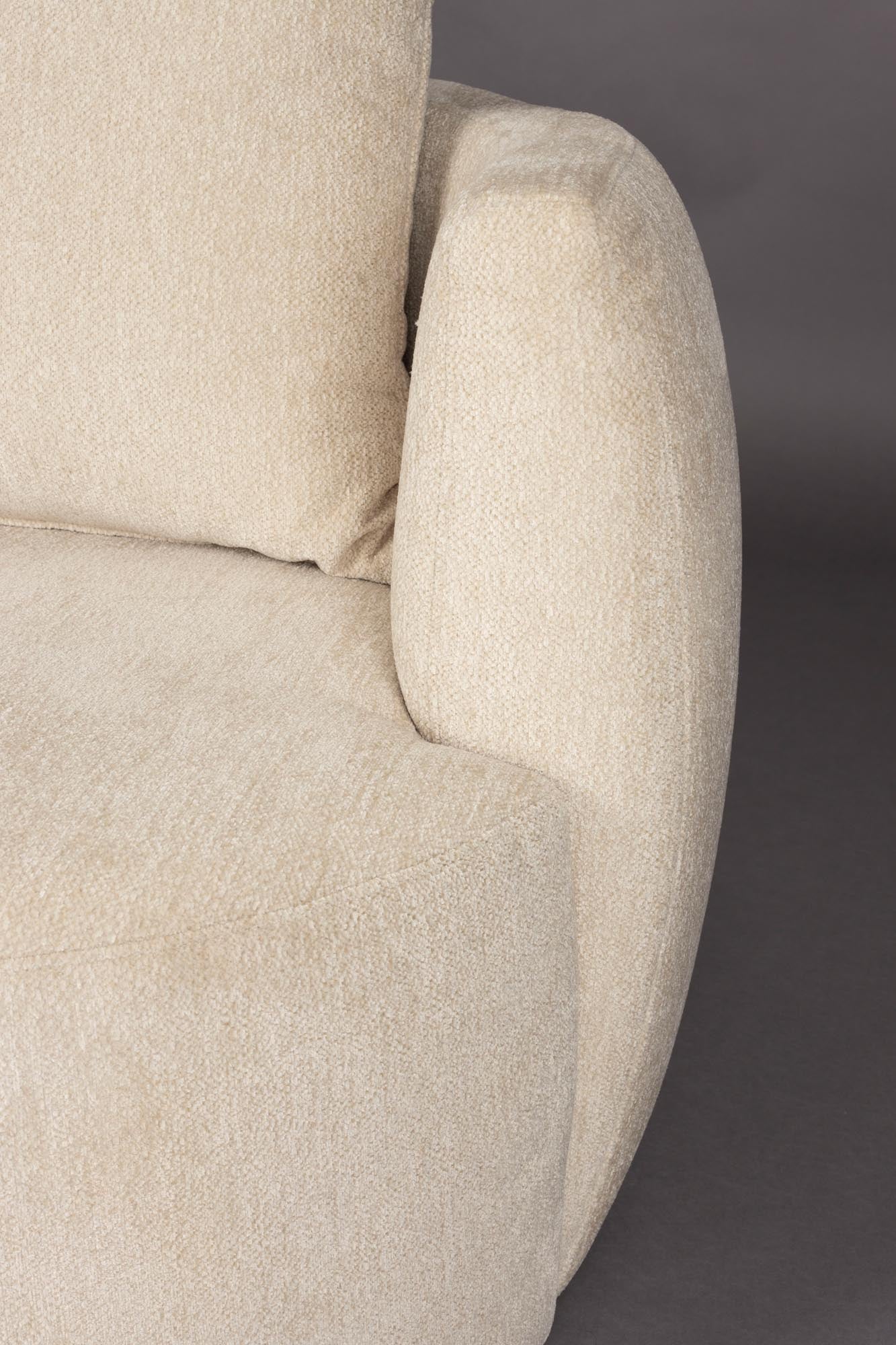 Der Rocca Lounge Stuhl von Dutchbone vereint stilvolles Design, erstklassigen Komfort und hochwertige Verarbeitung.