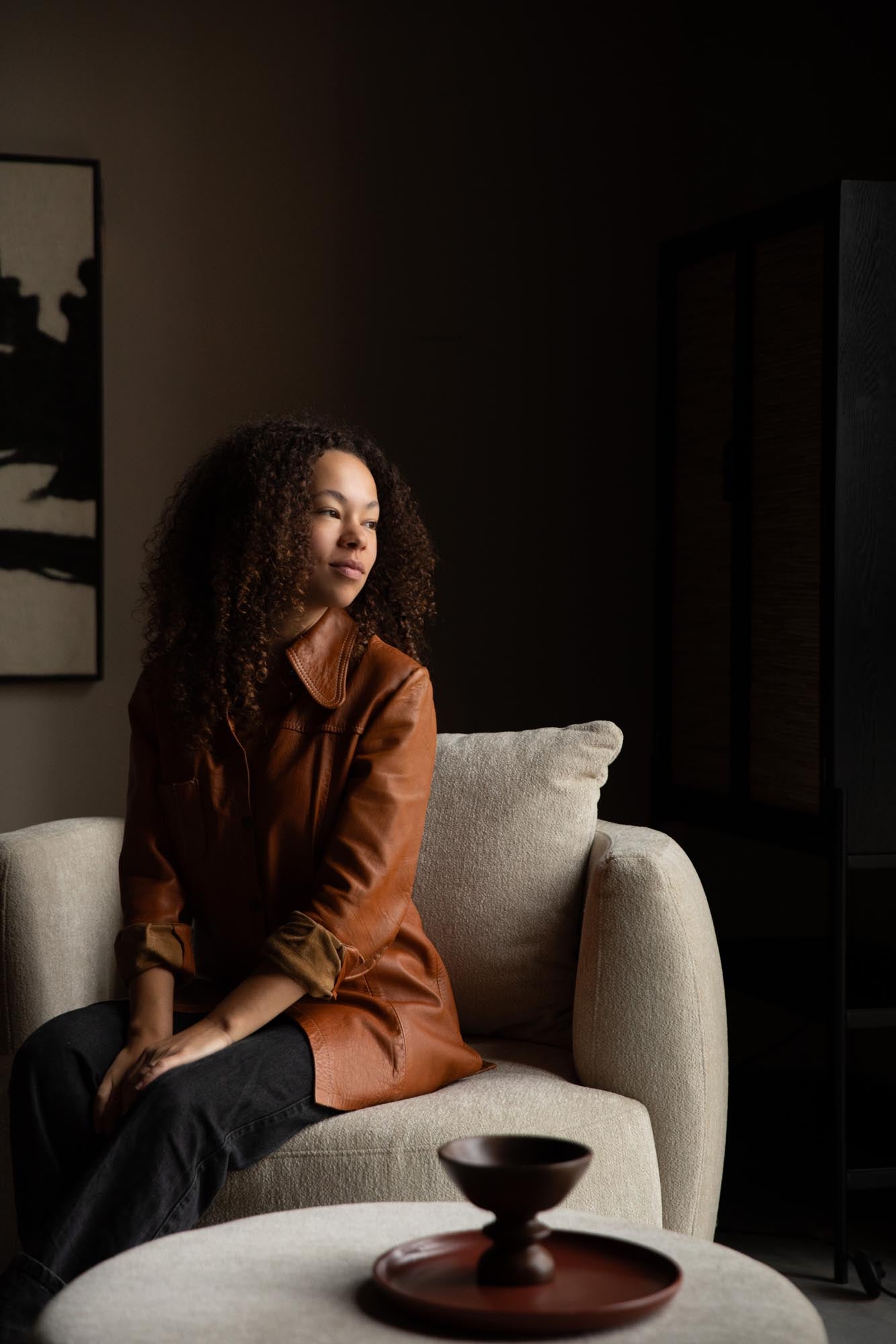 Der Rocca Lounge Stuhl von Dutchbone bietet elegantes Design, hohen Komfort und hochwertige Verarbeitung für zeitgemäße Wohnräume.