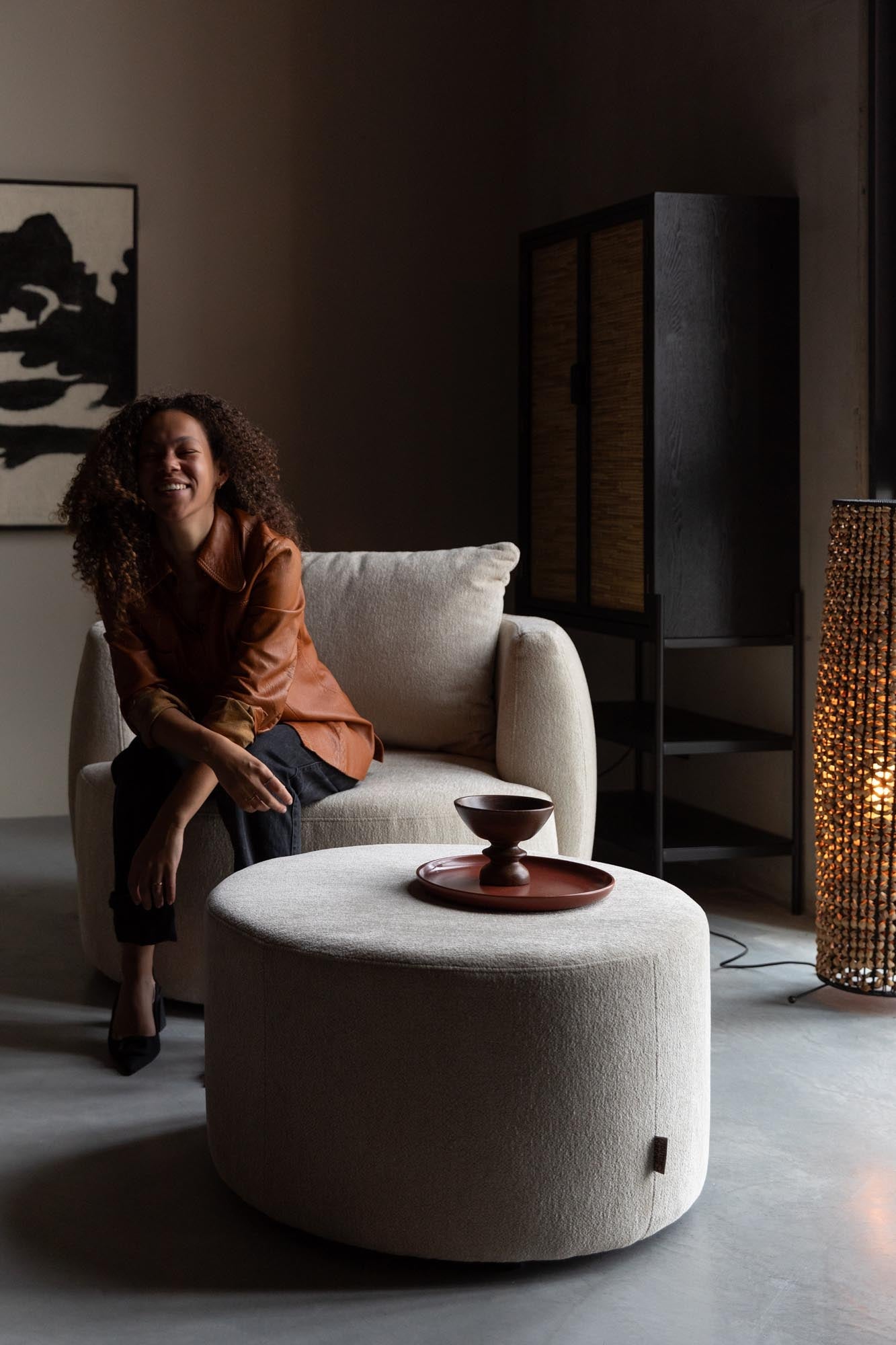 Der Rocca Pouf von Dutchbone besticht durch modernes Design, hochwertige Verarbeitung und vielseitige Einsatzmöglichkeiten.
