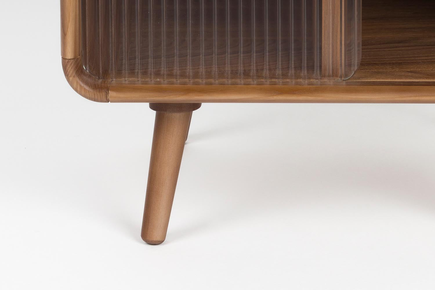 Moderner Beistelltisch aus Holz und Metall, ideal als Nachttisch. Stilvolles Design, praktisch und hochwertig verarbeitet.