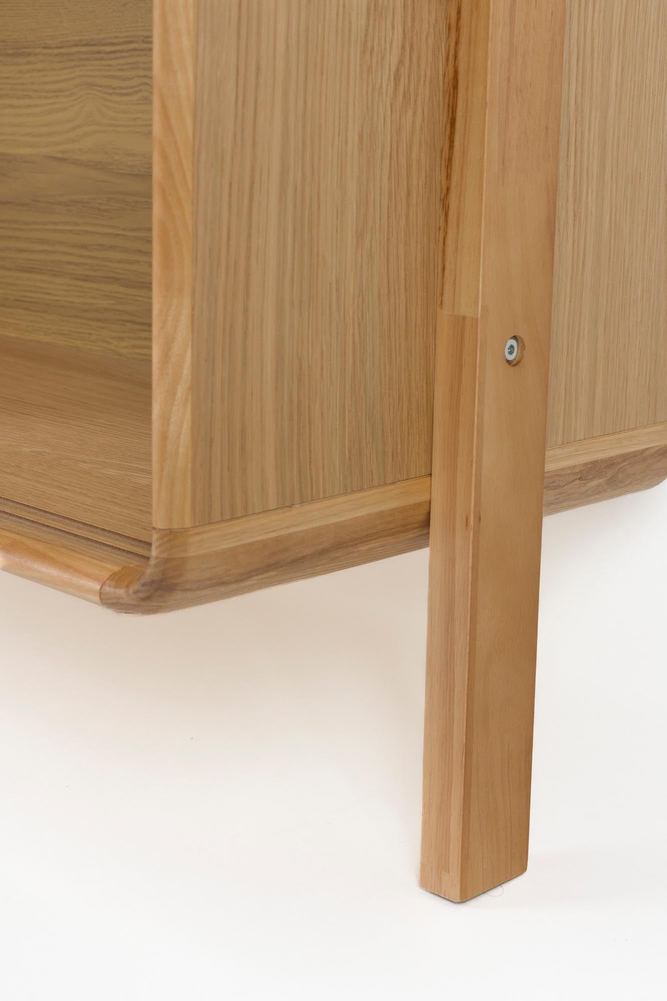 Das Regal Rise von Zuiver vereint zeitgemäßes Design mit praktischer Funktion und ist ideal für stilvolle Organisation.