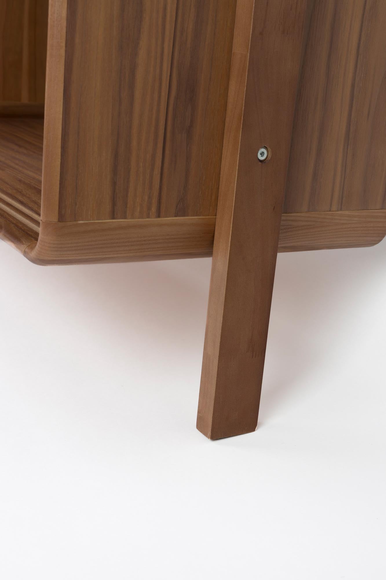 Das Zuiver Regal Rise besticht durch modernes Design und Funktionalität, perfekt für stilvolle und ordentliche Räume.