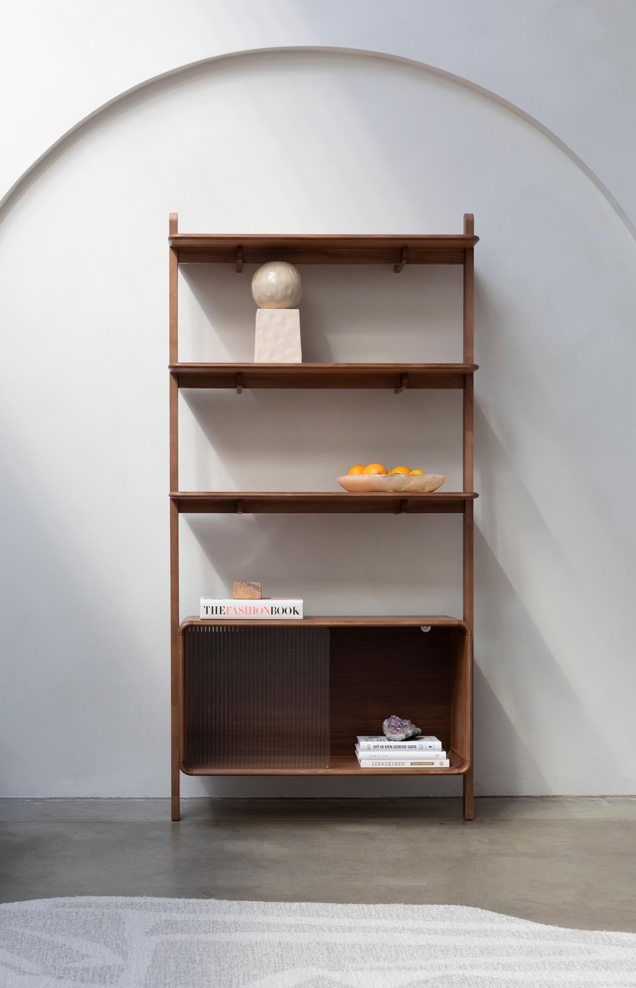 Das Regal Rise von Zuiver vereint zeitgemäßes Design mit Funktionalität und bietet eine elegante Lösung für Ihre Einrichtung.