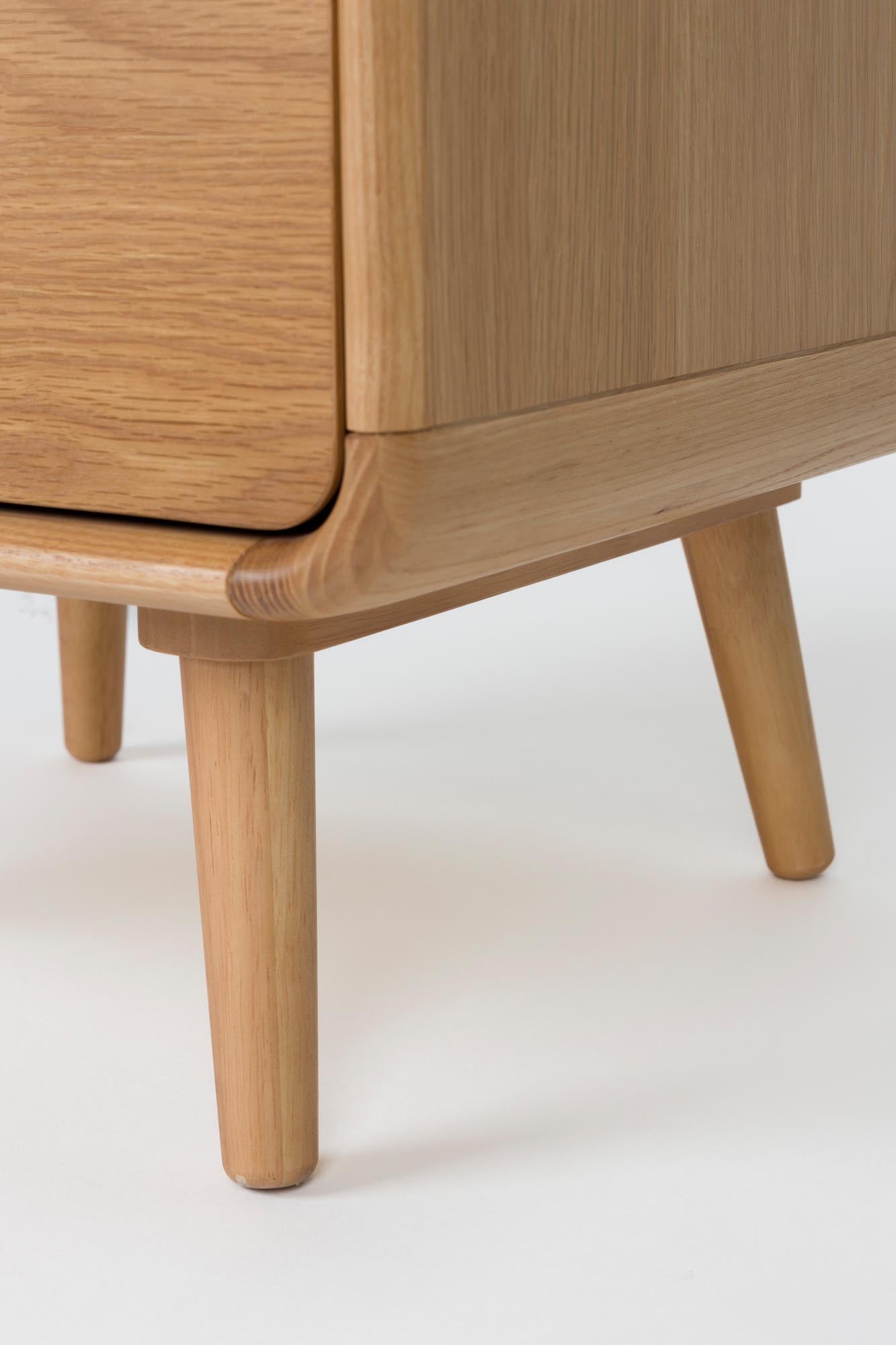 Das Cabinet Rise von Zuiver kombiniert modernes Design mit Funktionalität und bringt stilvolle Eleganz in Ihr Zuhause.