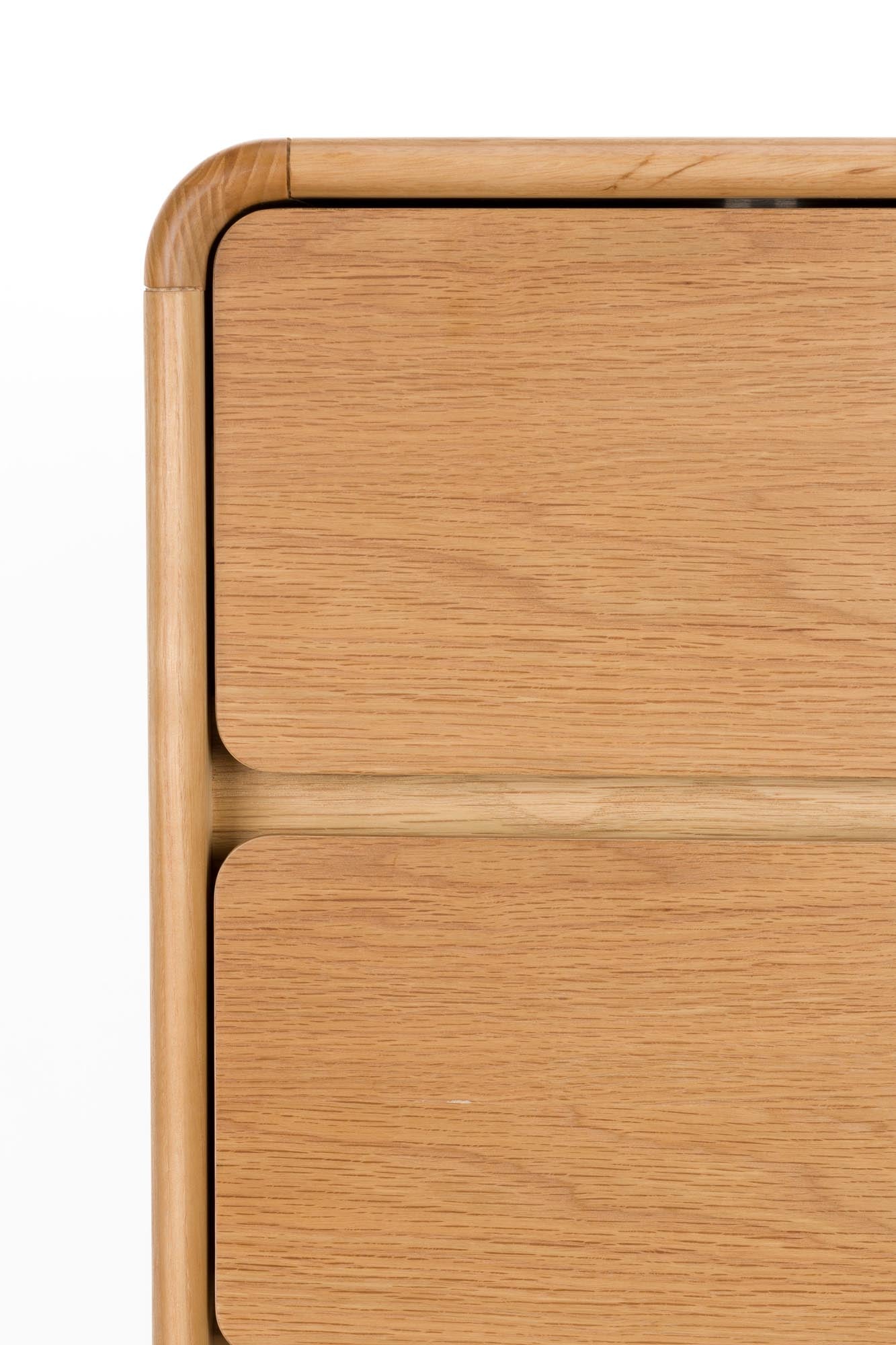 Das Cabinet Rise von Zuiver ist ein modernes, elegantes Möbelstück, das Funktionalität und Stil in jedem Raum vereint.