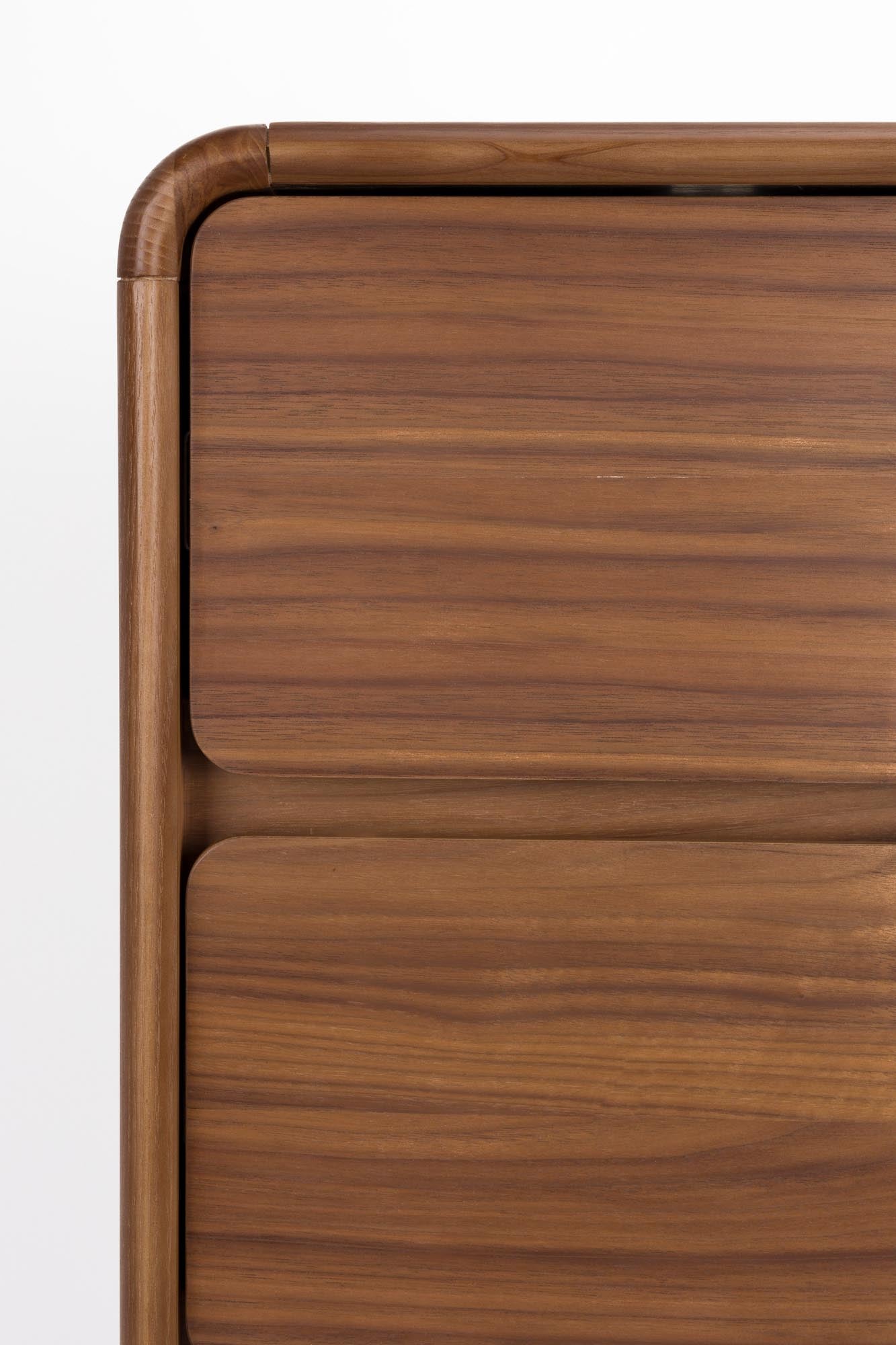 Das Cabinet Rise von Zuiver vereint stilvolles Design mit Funktionalität, perfekt für moderne und elegante Wohnräume.