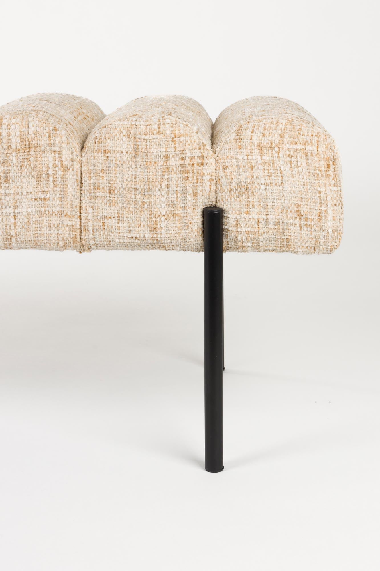 Die Bank Jethro von White Label Living bietet modernes Design und hochwertige Verarbeitung für stilvolle Einrichtungen.