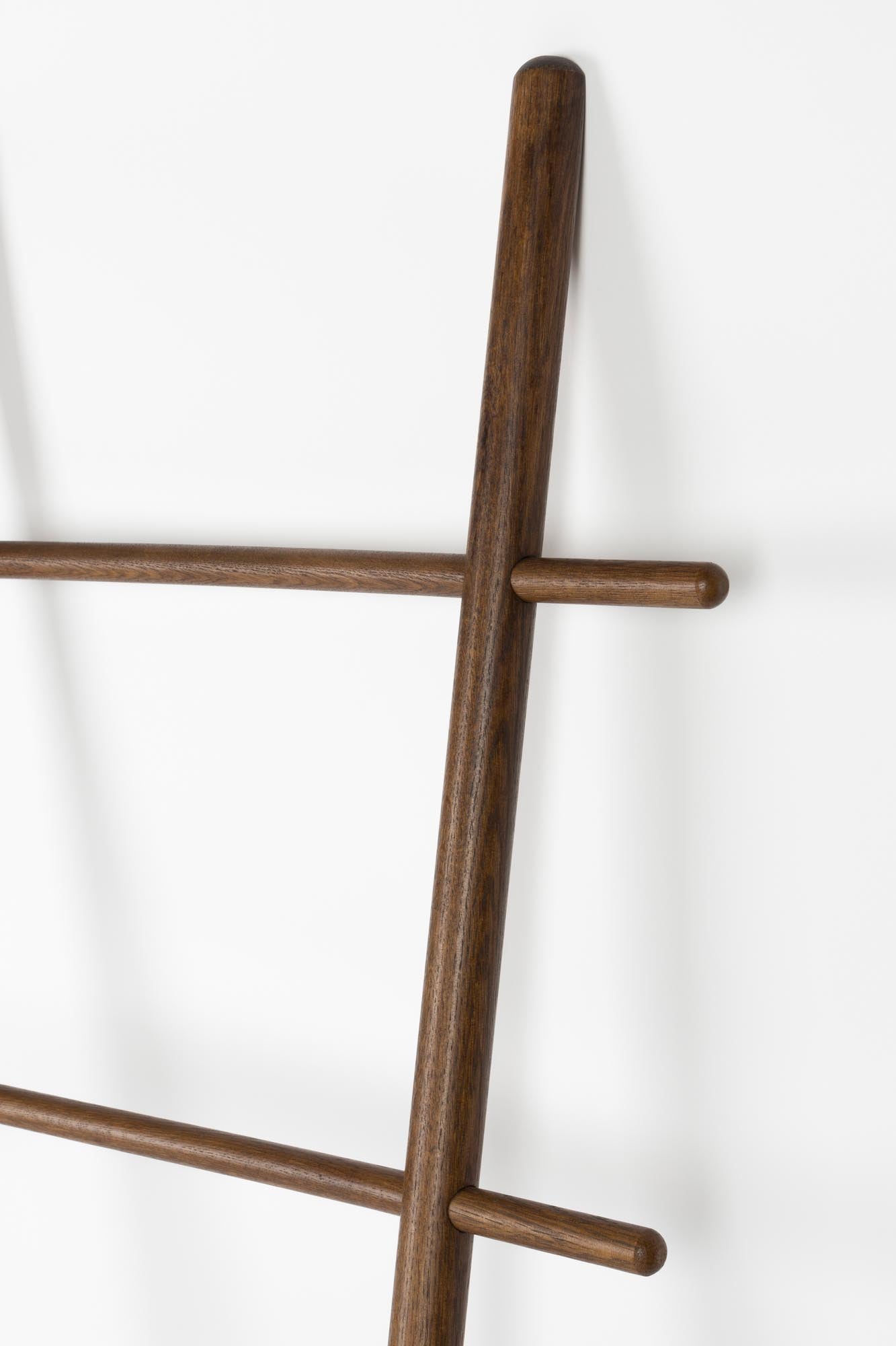 Die Leiter Jhon von White Label Living kombiniert modernes Design mit Funktionalität für stilvolles Wohnen.