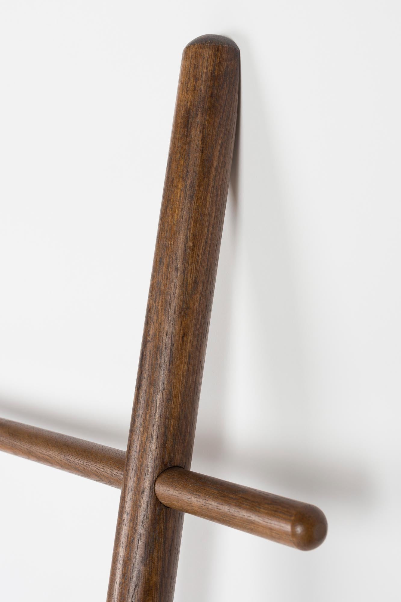 Die Jhon Leiter von White Label Living vereint stilvolles Design und Funktionalität für modernes Wohnen.